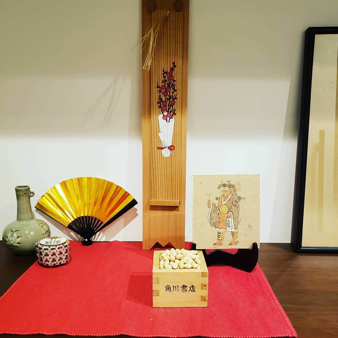 角川慶子のインスタグラム：「角川家の節分。 父が角川書店社長に就任したときの記念の枡に豆を入れています。 #節分 #角川書店 #kadokawa#角川慶子」