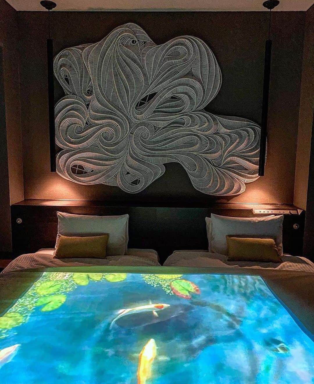 THANNさんのインスタグラム写真 - (THANNInstagram)「素敵な投稿ありがとうございます🧡✨ . . . #repost @yuko_hotel_trip  . . . Concept room 「THANN CASA」  @parkhoteltokyo の、中で1部屋だけあるコンセプトルーム 「THANN CASA」 . タイの高級スキンケアブランドである @thannofficial とのコラボレーションルームなんです。 . . . このお部屋、まずびっくりなのは、 ベッドの上に池があって鯉が泳いでる…！？😲 （動画がなくてごめんなさい、私のインスタライブで紹介してます！！ほんとに動いてます！） . . . 実はこれはプロジェクションマッピングに なっているんです！ おもしろいですねー✨ . . 壁のデザインや装飾品もおしゃれなデザイン❤︎ . . 窓からは汐留・銀座の夜景に、スカイツリー✨ 東京タワー側の景色もおすすめだけど、 私は個人的にここの景色…すきなんですよねぇ❤︎ . . 東側だから、朝一番、 日が昇るのをぜひみてほしいです。 . . あ、もちろんスキンケアアイテムは、THANN❤︎ THANNは香りもオリエンタルな感じ、 お肌もしっとりするしぜひ使って欲しいブランドです🙆‍♀️ . . stay with @natsukioro . ※ストーリーハイライト「Park Hotel東京」 でも紹介中です！ . . 📍Park Hotel Tokyo @parkhoteltokyo 東京都港区東新橋1丁目7番1号 汐留メディアタワー . 地下鉄大江戸線、ゆりかもめ汐留駅直結 JR、地下鉄新橋駅から徒歩8分 . . support by Woomy . . #beautifulhotels #beautifulhotel #ホテル女子会 #thann #hotelstay #hotelstagram #パークホテル東京 #parkhoteltokyo #parkhotel #ステイホームの過ごし方 #ステイケーション #staycation2020 #recotori #sagojar」1月31日 19時06分 - thannjapan