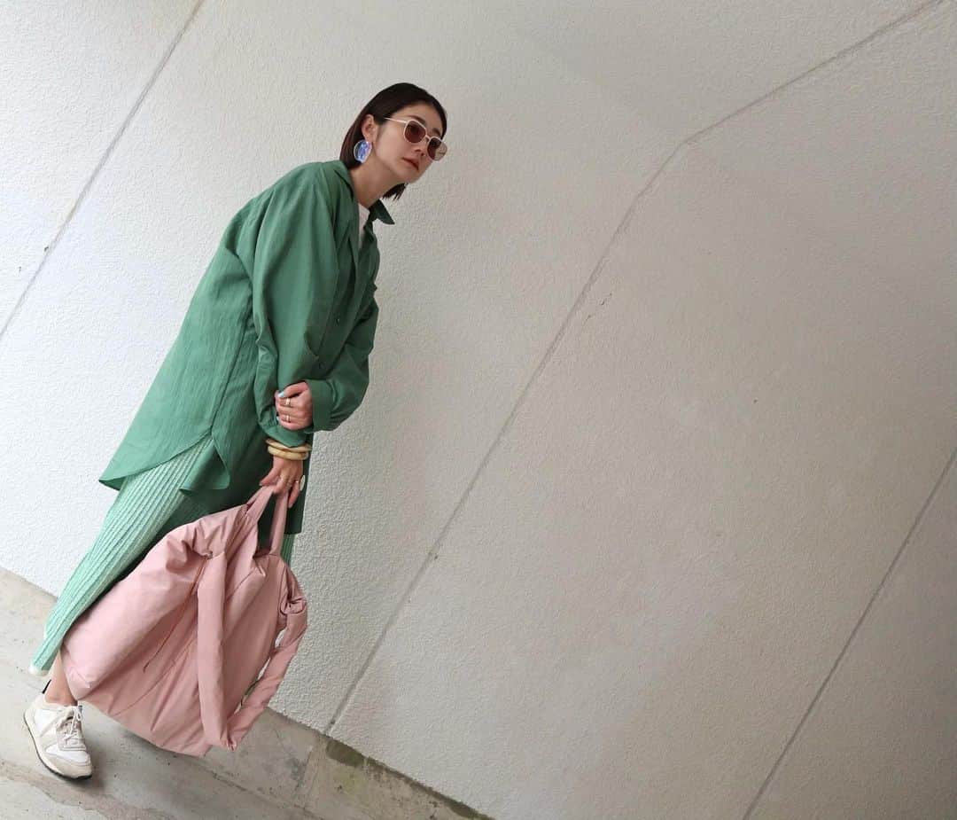 ジュジュのインスタグラム：「Aurora coordinate🗣 . . とにかく虹色だから、合わせれない物は無い♫ . . 合わせ易くも、ポイントになるヒトシナです。 . ホワイトワントーンやベージュワントーン、カラー物にも文句無しに素敵🙏🤍 . . coordinateに新鮮な風を...🤍 . #AkariH#accessory#costumeaccessory#fashion#アクセサリー#アクセ#大振りアクセサリー#jewelry#ジュエリー#pierce#earring#ring#bracelet akarih#akarihchic#アカリ#アカリチック#Akarih#アカリ #2021ss#SScollection#www.akari-h.jp#hrkフク」