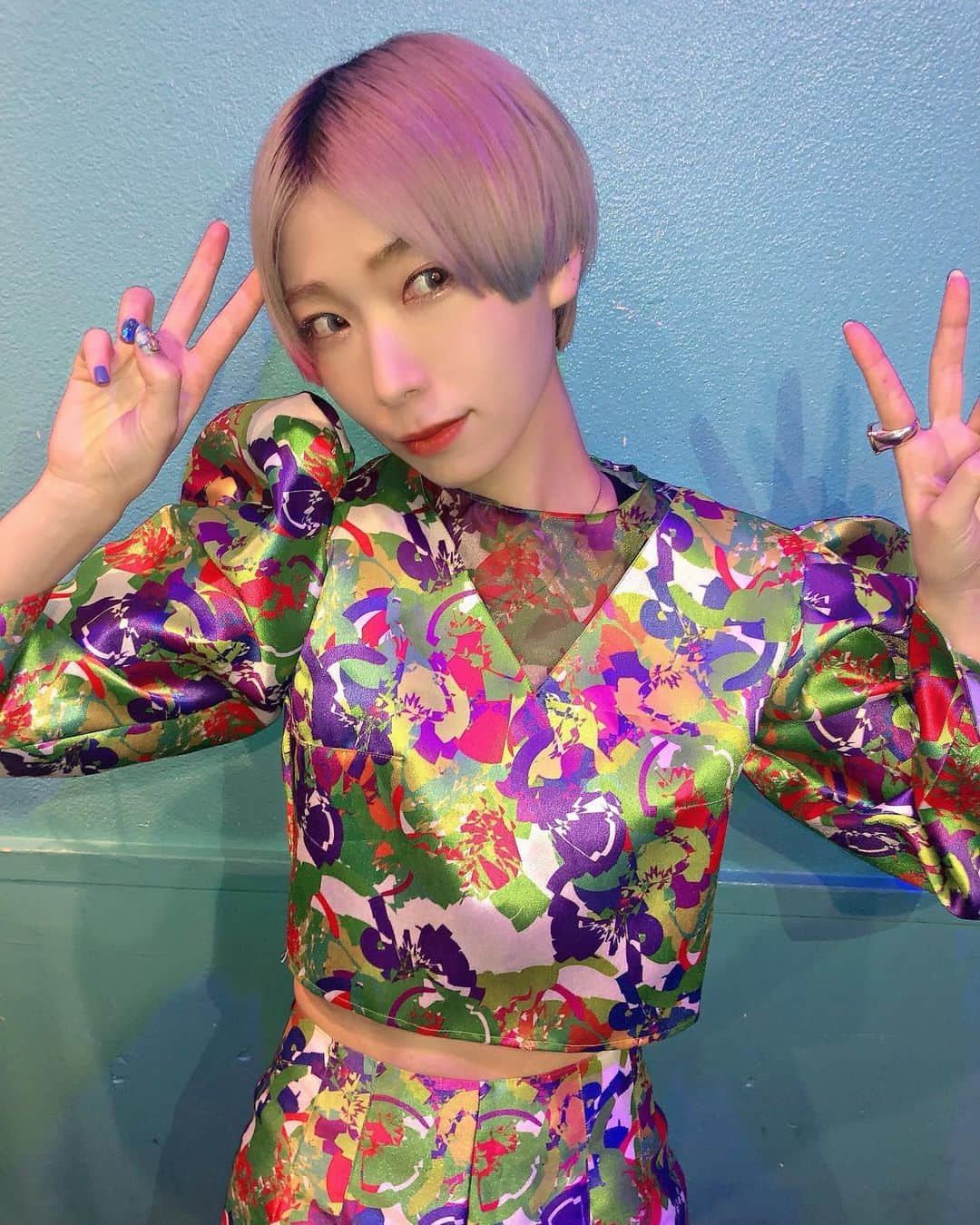 コショージメグミのインスタグラム：「📀🧚‍♀️🪲🔥🌈🥭🧃🍭🦠  この衣装また着れてよかったねピース」
