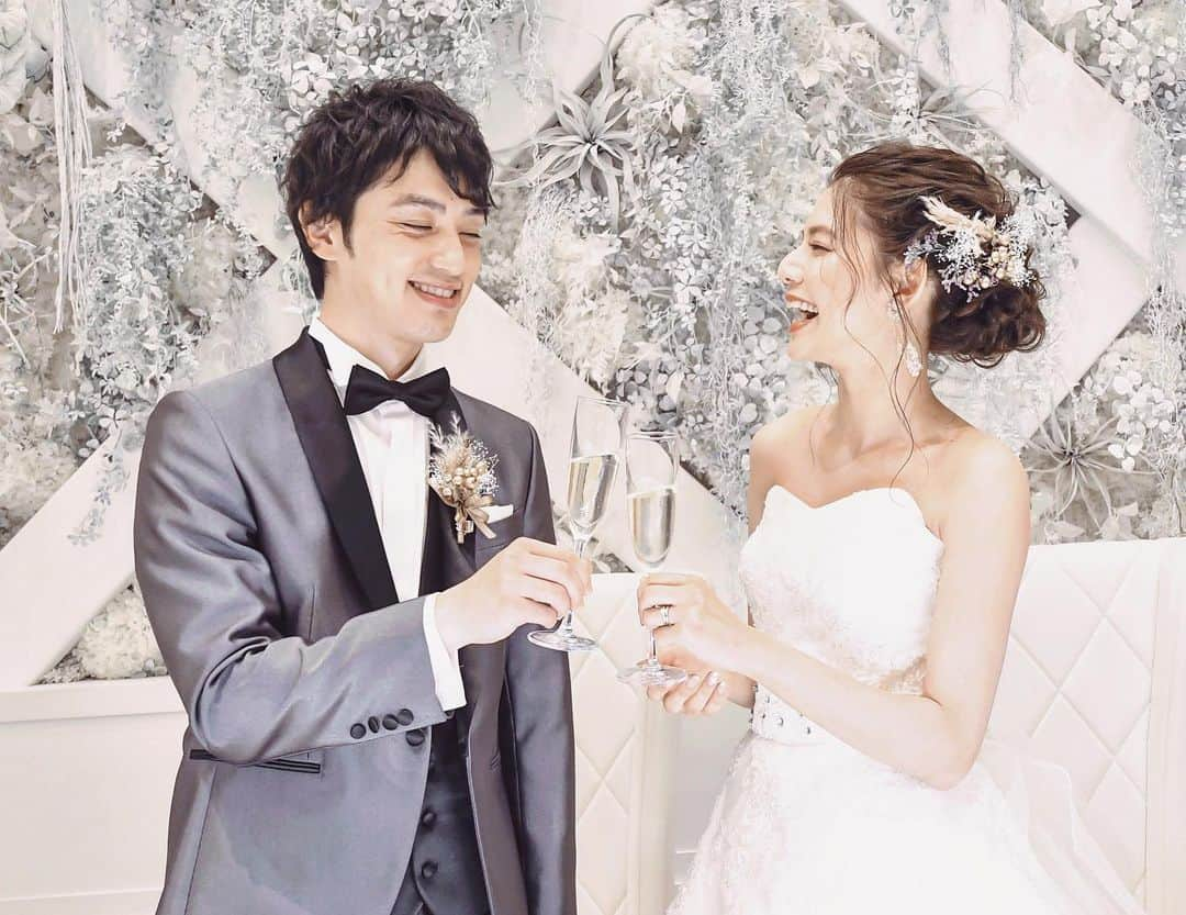 畑有里紗さんのインスタグラム写真 - (畑有里紗Instagram)「結婚式の曲決めについて🎼  過去のウェディング投稿にどんな曲を使ったのか つい最近コメントをいただいたので 記録しておこうと思います👰‍♀️🤵‍♂️💐  私たちは世界観を統一して 全てディズニーの曲にしました💫 原盤のCD全部で5枚💿 式の流れを想像しながら 全部2人で話し合って決めたよ！  迎賓 Mickey Mouse Clua March  You've got a friend in me  Under The Sea  I Just Can't Wait to Be King  Happiness Is Here  オープニングムービー　One upon a Dream 入場　　　Beauty and the Beast 乾杯  Alaha E Komo mai ケーキ入刀  Can't help falling in love 新婦中座  Someday my prince will come 新郎中座  Friend lile me  プロフィールムービーPart of your world ランタン演出  See you the light 再入場  When will my life Begin   Kiss the girl   How For I'll Go 手紙  See you the light ギフト花束贈呈  When you wish upon a star  退場　You'll Be In My Heart  エンドロールムービーIf you can dream お見送り　　　 A Whole New World We belong together The Enchanted Fairy Garden  シーンによって曲決めは 準備期間の早い段階で決めていくのだけど 結婚式のテーマに沿って決めると 決めやすい気がする(^^)  歓談の時間などにかける曲は CDの中でお任せにすることが多いらしいのですが 私たちは全て自分たちで選曲しました🎧  ディズニーのパーク内を歩いているときの あのワクワクした気分や楽しさを 私たちの結婚式でもゲストの皆様に感じてほしいなというような思いで、パーク内に使われている曲を 中心にリストにした紙を渡して 当日その順番で流してもらいました＾＾  歓談中などは話し声などもある中なので そこまでこだわる必要ないかもしれないけど ふと耳に入る音楽なので楽しい空間になればいいなぁと 全部ディズニーのお気に入り音楽にしようってなったよ😇  長くなってしまったけど、 これから式を挙げる予定のある花嫁さんたちの 参考になれば嬉しいです💐  #ありーとしょーちゃんwd @sho_arii.wedding #結婚式#結婚式当日#卒花嫁#関西挙式#結婚式本番#ゲストハウス#挙式#ありーとしょーちゃん#プレ花嫁#アルカンシエルluxemariage大阪#結婚式装飾#結婚式装花#結婚式演出#結婚式延期#結婚式準備記録#ディズニー風結婚式#ディズニーテーマウェディング#シンデレラ城前#ディズニープロポーズ#結婚式曲決め#結婚式準備#プレ花嫁さんと繋がりたい」1月31日 19時13分 - arii_m36