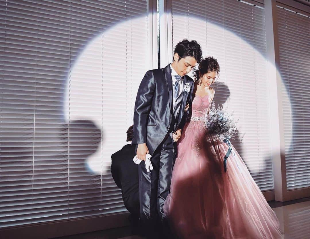 畑有里紗さんのインスタグラム写真 - (畑有里紗Instagram)「結婚式の曲決めについて🎼  過去のウェディング投稿にどんな曲を使ったのか つい最近コメントをいただいたので 記録しておこうと思います👰‍♀️🤵‍♂️💐  私たちは世界観を統一して 全てディズニーの曲にしました💫 原盤のCD全部で5枚💿 式の流れを想像しながら 全部2人で話し合って決めたよ！  迎賓 Mickey Mouse Clua March  You've got a friend in me  Under The Sea  I Just Can't Wait to Be King  Happiness Is Here  オープニングムービー　One upon a Dream 入場　　　Beauty and the Beast 乾杯  Alaha E Komo mai ケーキ入刀  Can't help falling in love 新婦中座  Someday my prince will come 新郎中座  Friend lile me  プロフィールムービーPart of your world ランタン演出  See you the light 再入場  When will my life Begin   Kiss the girl   How For I'll Go 手紙  See you the light ギフト花束贈呈  When you wish upon a star  退場　You'll Be In My Heart  エンドロールムービーIf you can dream お見送り　　　 A Whole New World We belong together The Enchanted Fairy Garden  シーンによって曲決めは 準備期間の早い段階で決めていくのだけど 結婚式のテーマに沿って決めると 決めやすい気がする(^^)  歓談の時間などにかける曲は CDの中でお任せにすることが多いらしいのですが 私たちは全て自分たちで選曲しました🎧  ディズニーのパーク内を歩いているときの あのワクワクした気分や楽しさを 私たちの結婚式でもゲストの皆様に感じてほしいなというような思いで、パーク内に使われている曲を 中心にリストにした紙を渡して 当日その順番で流してもらいました＾＾  歓談中などは話し声などもある中なので そこまでこだわる必要ないかもしれないけど ふと耳に入る音楽なので楽しい空間になればいいなぁと 全部ディズニーのお気に入り音楽にしようってなったよ😇  長くなってしまったけど、 これから式を挙げる予定のある花嫁さんたちの 参考になれば嬉しいです💐  #ありーとしょーちゃんwd @sho_arii.wedding #結婚式#結婚式当日#卒花嫁#関西挙式#結婚式本番#ゲストハウス#挙式#ありーとしょーちゃん#プレ花嫁#アルカンシエルluxemariage大阪#結婚式装飾#結婚式装花#結婚式演出#結婚式延期#結婚式準備記録#ディズニー風結婚式#ディズニーテーマウェディング#シンデレラ城前#ディズニープロポーズ#結婚式曲決め#結婚式準備#プレ花嫁さんと繋がりたい」1月31日 19時13分 - arii_m36