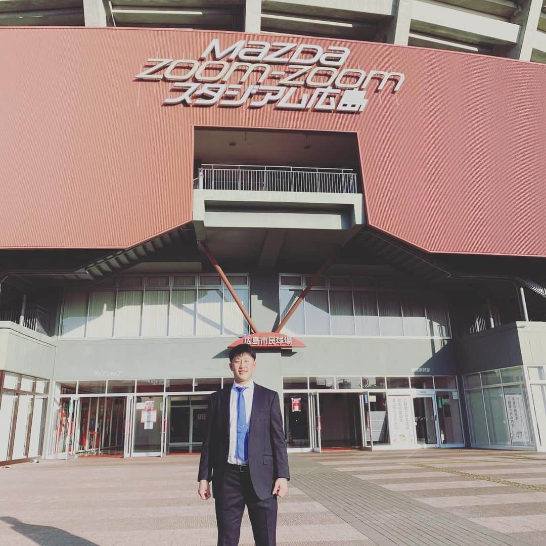 小園海斗のインスタグラム：「今年初投稿です！ 明日からキャンプ始まります！ しっかりと準備をし一軍に上がれるようにしたいと思います！！  結婚もしました💍 家族もできたのでしっかりとした気持ちを持って頑張っていきたいと思います！  今年も応援の方よろしくお願いします！  そしてAMOREさんの指輪をつけさせて もらってます！ 紹介します！  #2021 #@amore_ring」