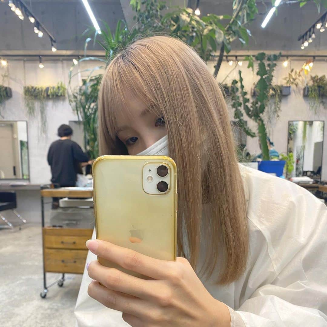 福長優のインスタグラム：「✂︎✂︎ そーいえば！［遅］ おピンクとはお別れして ミルクティーベージュにしてもらいました💫 ブリーチしないで ピンクを落として ココまでの色にしてもらって感動した🥺 どんどん技術が良くなりすぎて ハイトーンも怖くない💫💫💫（傷み問題ね）  自粛でおしゃれして出かけたり 全然出来ないけど、お家で1人で気分あがってます💛🤎💛  @hair_salon_belle さまさま🌿 いつも言ってるけど オーダー以上の仕上がりです🙇🏽‍♀️ ほんと、よき。 @hair_salon_belle  @belle_daisukehorinouchi   #ハイトーン#ハイトーンカラー  #ハイトーンベージュ #ハイトーンヘア」