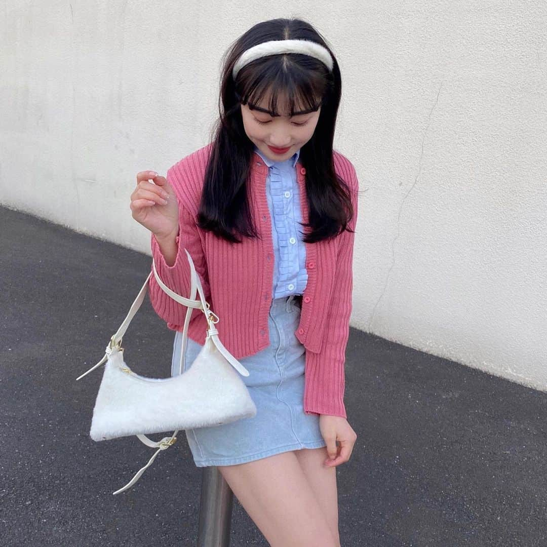 河﨑莉奈さんのインスタグラム写真 - (河﨑莉奈Instagram)「ちょっとお先に春服get🌸💘👕  小物を白で合わせるのかわいい気分🤍❕」1月31日 19時29分 - rinya5588