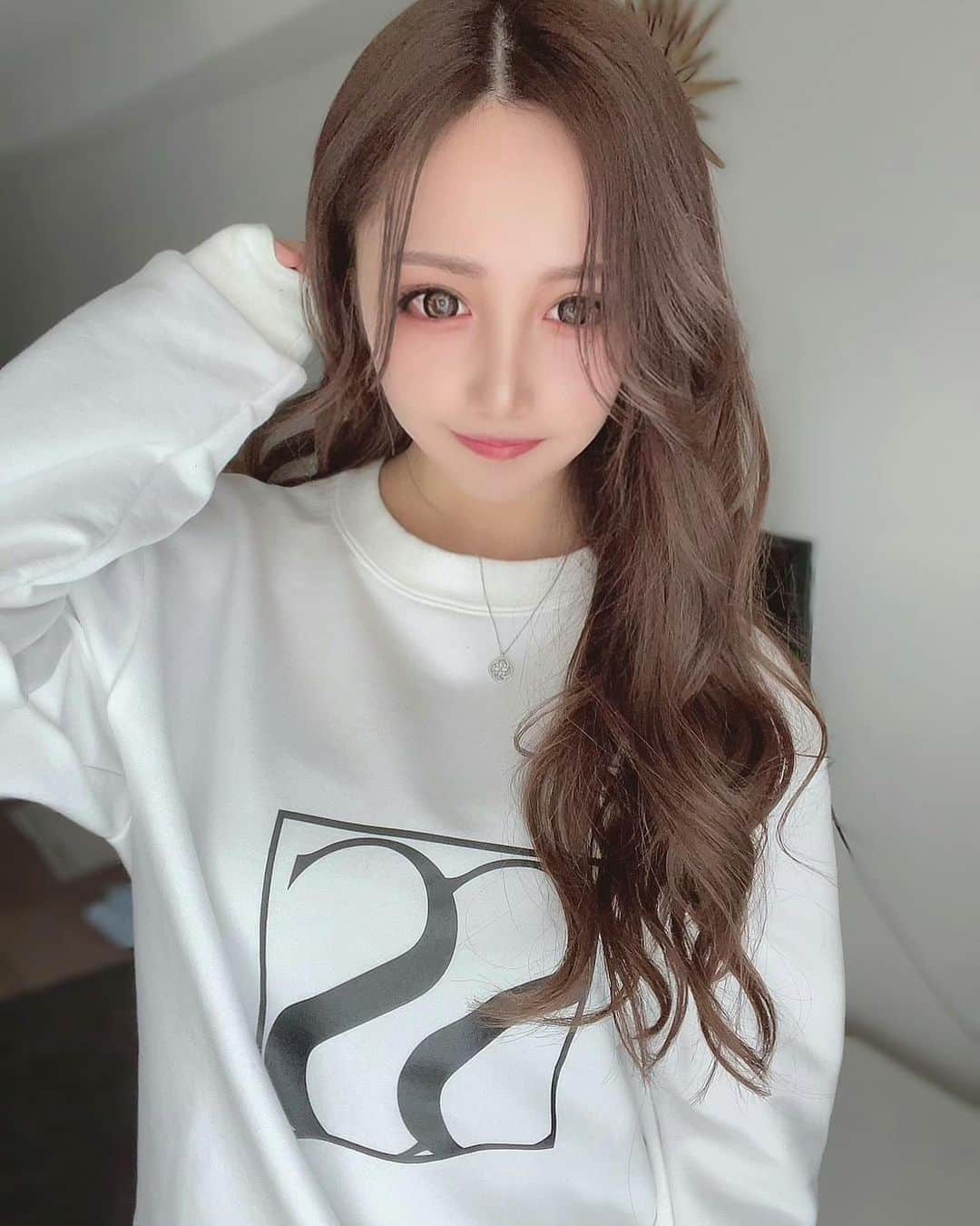 のインスタグラム：「このトレーナーさぽ、あやちと たまたま同じだった🤣❤️さすが🥺💕 ここのブランドデザインも可愛いし なんせ生地が良い🥺🥺✨【@shahl_official 】 白と黒のデザインがあったよ🐻 . #トレーナー　#カジュアル #ストリート　#冬コーデ #ロングヘア」