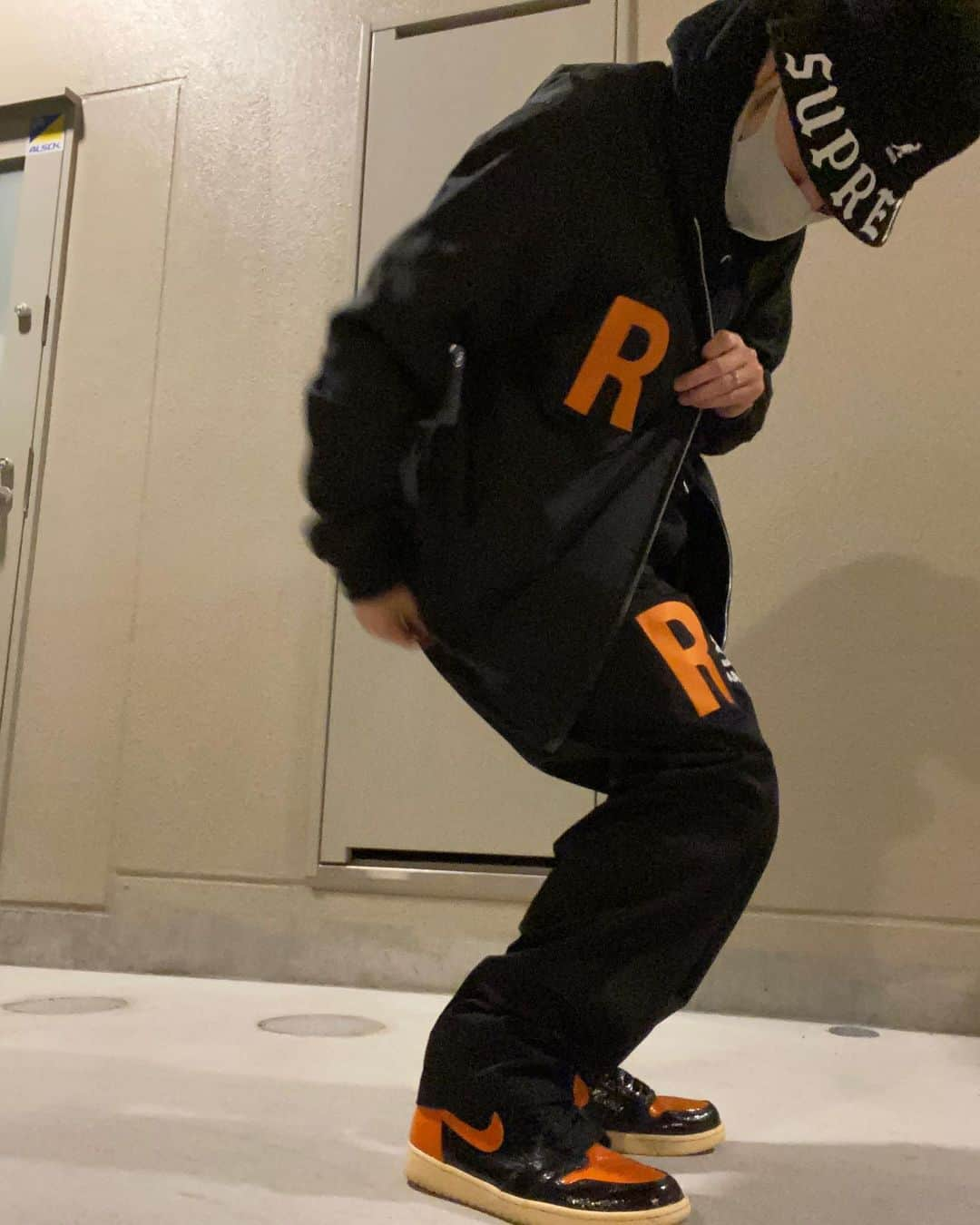 秋山賢太のインスタグラム：「REMAIN SILENT®︎の新作最高！  STADIUM JACKET、PANTS、FOODIE 全てREMAIN SILENT®です！  #remainsilent  #新作 #PM20：00発売」