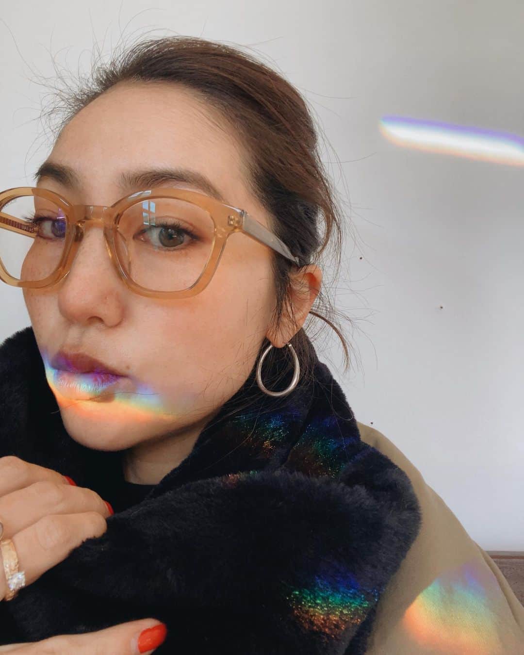 堀舞紀のインスタグラム：「🕶 . . . . @blackflys_japan  . . . . ダテであり、 日向へいくとレンズが変色 してサングラスにもなる カメレオンメガネ。 . . . 黒縁は強すぎるから クリアぽいの可愛いな〜 . . . かけやすいし、 これはもぉ借りパク決定🙋🏽‍♀️ . . . #眼鏡 #🌈 #だてめがね」