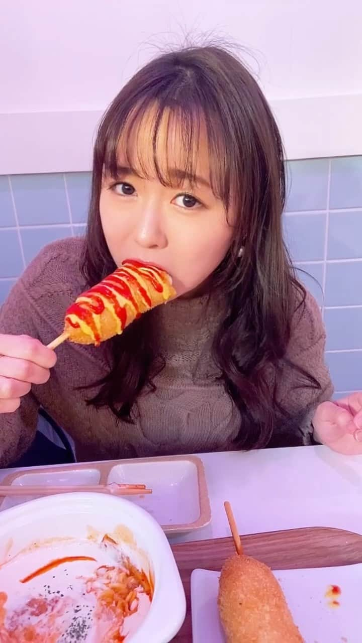 軽辺るかのインスタグラム：「チーズ好きにはたまらない…🥲🧀 チーズ関連のおすすめ教えてね！  #チーズドック #チーズ好きにはたまらない #チーズ好き #チーズハットク #チーズマニマニ」