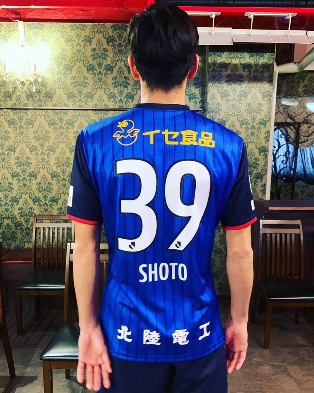 鈴木翔登のインスタグラム：「はじめてのリモートでの新体制発表でした。 こちら側はすごい楽しかったですが、 楽しんでいただけましたか？  今シーズン39番で闘わせていただきます！！  そして副キャプテンを務めさせていただくことになりました。 全員で手を取り合って進んでいけるようにチームのために頑張ります。  よろしくお願いします！ Vamos kataller #カターレ富山　#カターレ #富山　#富山県　#富山市 #kataller #katallertoyama  #toyama #toyamacity  #越中の暴れん坊将軍 #鈴木翔登」