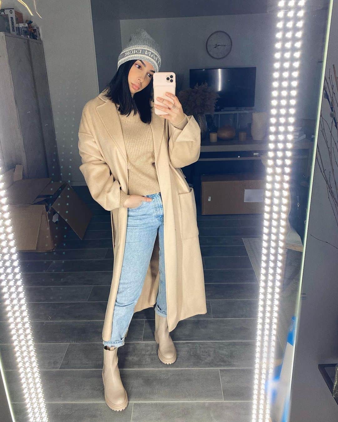 sananasのインスタグラム：「Beige, beige & beige ... 🤷🏻‍♀️Nouvelle vidéo en ligne ! Je me marre en lisant vos coms 😂Merci de croire en moi, je pensais que j’étais un cas désespéré avec mes highlighters ! Le lien dans la bio 😘」