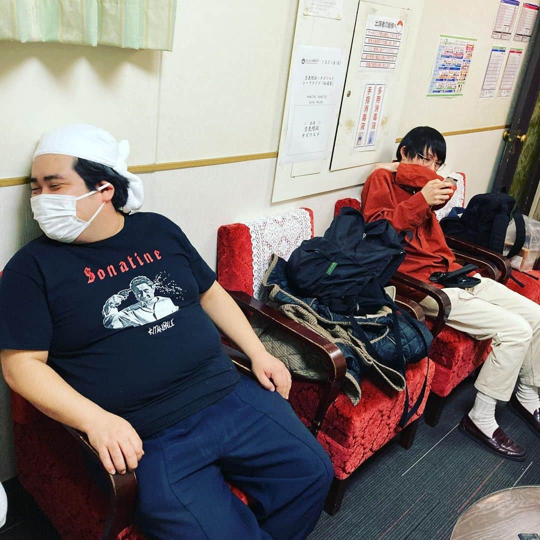 畠中悠さんのインスタグラム写真 - (畠中悠Instagram)「祇園蟹ありがとうございました！明日の12時まで買えるのでぜひ🦀 写真に恥ずかしがっちゃって！ #祇園蟹 #祇園花月 #空気階段 #オズワルド #蟹 #カニ #かに #かぬ #🦀 #🦐 #エビ #えび #えぼ」1月31日 19時36分 - hatanakayuuuuu