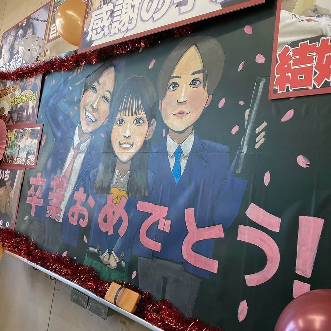 やっぴのインスタグラム：「さんこいちのYouTube投稿が終了しました！ 沢山の人に支えられ創り上げることのできた8年間でした。 友達から始まりお仕事になりいろんな仕事や遊びを 3人で共に頑張ってきました。  いま自分がこのSNSで活動できてるのはさんこいちのおかげだなと思います。どんだけ悩んでも火曜日と金曜日の撮影日にさんこいちハウスに行けばいつも通り撮影をし笑っておうちに帰る。それだけですごく自分の中で安心があってやりがいを感じながら活動できてました。  誘ってくれたりっくん、さんこいちを導いてくれた古川。2人にはすごく感謝してます。スタッフのくろちび、ピンク、むっちさん。皆んなに支えられてここまできました。奇跡ですよね…  これからどんなことがあってもずっとさんこいちで活動してきたことを思い出して精一杯頑張っていきたいと思います。  今後ともさんこいちのことをどうぞよろしくお願いします🙇‍♂️」