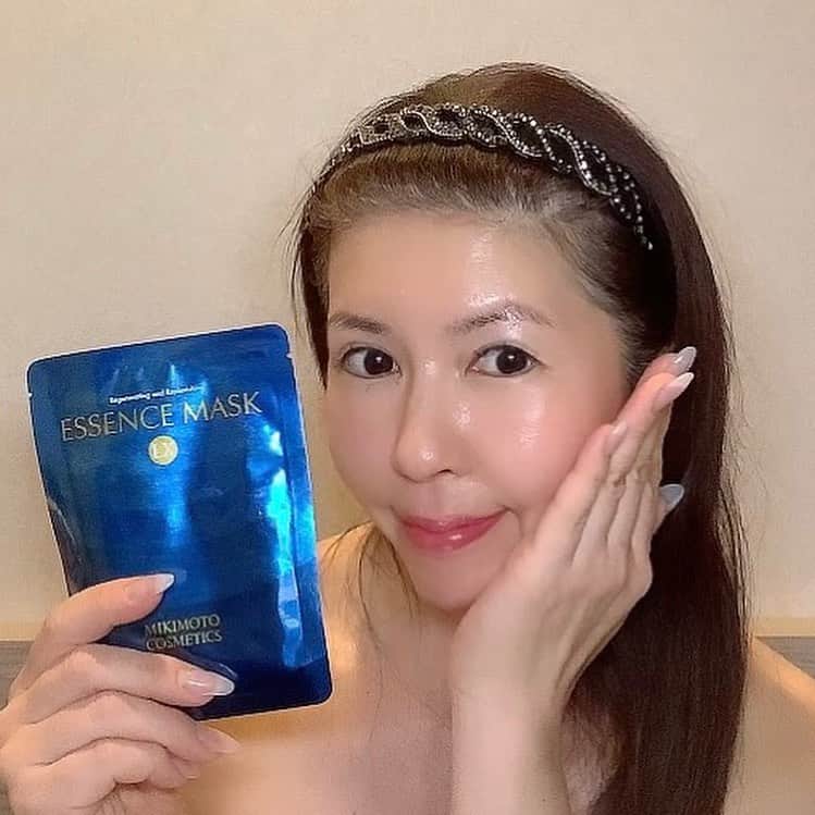 黒帯さんさんのインスタグラム写真 - (黒帯さんInstagram)「【美容】ミキモト コスメティックス「エッセンスマスクLX」  仕事や家事に忙しい私たちは、 体に疲れがたまるように、 肌にも疲れがたまりがち・・・。 体調や季節の変化、睡眠不足が原因で、 さまざまな肌悩みを抱えています。 エッセンスマスクLXは、 そんな私たちのためのスペシャルケア。 お休み前に、うるおいを集中チャージ。 睡眠中も見えないパックが肌を満たしてくださいます。心地よく満たされた肌は、 翌朝、ふっくらです。  #ミキモトコスメティックス　 #エッセンスマスクLX   #シートマスク #真珠肌　 #ミキモトコスメティックスcl　#コスメラウンジ　 #pr」1月31日 19時46分 - shin_kuroobisan