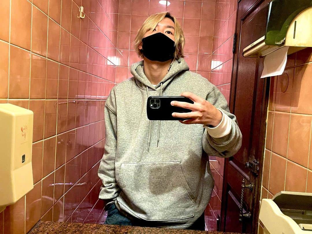 ジョーブログのインスタグラム：「今日は近所の喫茶店にこもっとった笑 コーヒー飲み過ぎてお腹たぷたぷや🤣 コロナ禍で持ち前の行動力発揮できへんから、コロナ終わりに向けて鬼ほど勉強して準備して自分と作戦会議や！ 今はじっくりと発射台作るとき。 エロい意味じゃないでえ  あ、21時からYouTubeで生配信するでえー🙋‍♂️  #レディゴー　#ジョーズクラブ」