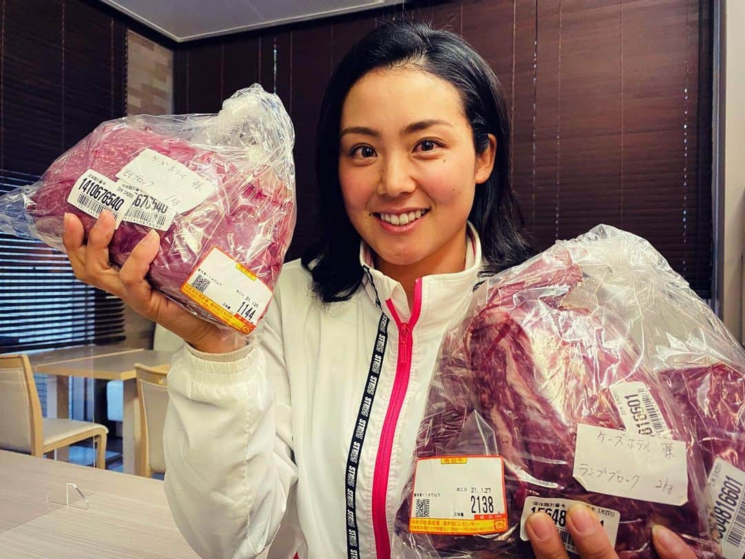 山村彩恵のインスタグラム：「🐄🐄🐄 今回の合宿中にたくさんのお肉の差し入れを 頂きました^ ^  赤身なのに柔らかくて旨味が詰まってて最高ーっっ！！！ ほんっとに美味しいです😍  #有田牛 食べて宮崎合宿頑張るぞー🔥🔥🔥  #宮崎有田牛 #有田牧畜産業」