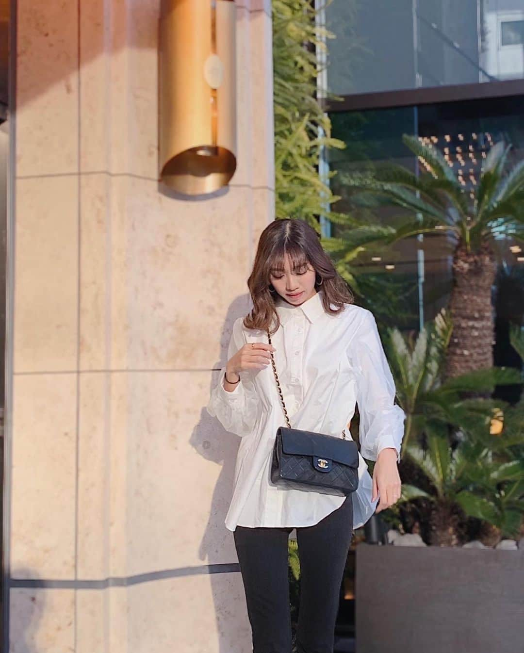 青山美沙子さんのインスタグラム写真 - (青山美沙子Instagram)「#coordinate ♡﻿ ﻿ ﻿ shirts・・ @kuih_store  pants・ @uniqlo﻿ bag・・ @chanelofficial  ﻿ ﻿ ﻿ ﻿ ちょっとだけ春を意識して、﻿ 白ブラウスでお出かけ♡﻿ ﻿ ﻿ ﻿ 袖がシースルーになってるのでこれからしばらく使えそう☺︎♪﻿ ﻿ ﻿ ﻿ ﻿ 早くもう少し暖かくなってくれないかなぁ〜﻿ ﻿ ﻿ 花粉は怖いだけど🥺﻿ ﻿ ﻿ ﻿ ﻿ ﻿ 　　﻿ ﻿ #コーディネート#アラサーコーデ#アラサー女子コーデ#アラサーファッションコーデ#165cm#165cmコーデ#コーデ部#大人かわいいコーデ#大人可愛いコーディネート#白シャツコーデ#シャツコーデ#シャツコーディネート#白シャツ#シャネル#シャネルバッグ#シャネルチェーンバッグ#マトラッセ#kuih#kuihst#クイ#プチプラコーデ#大人シンプルコーデ#おとなかわいい#コーデ記録#パンツコーデ#chanelbag」1月31日 19時41分 - misa1120mh