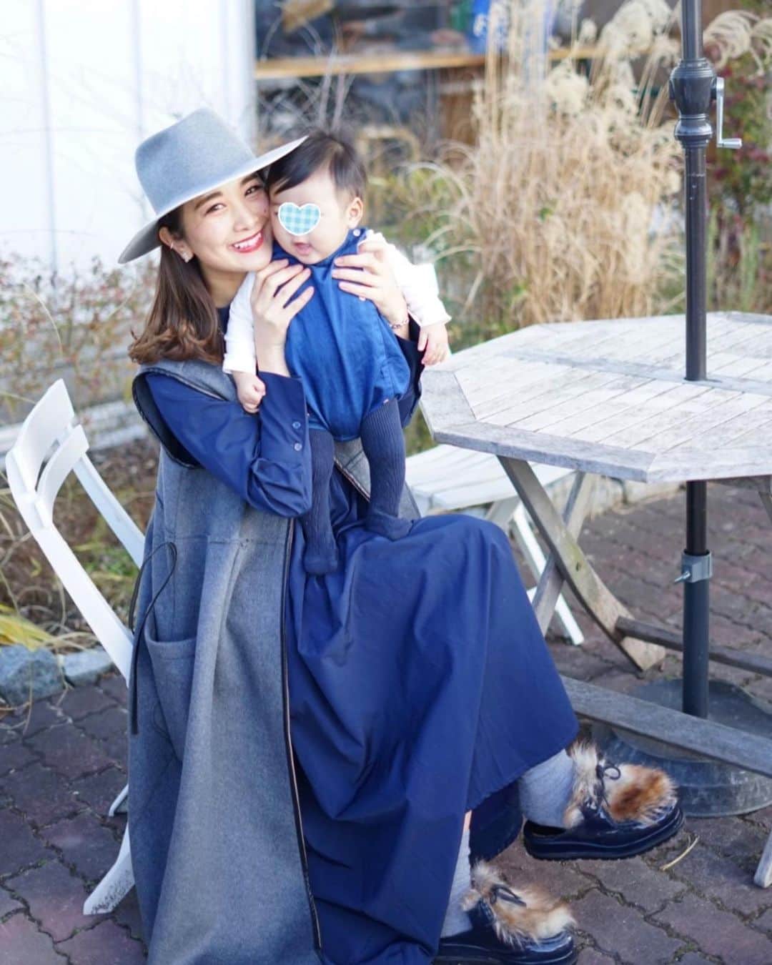 Mai Wakimizuのインスタグラム：「この週末は、息子の初めてのヘアカットや自宅のリフォームの打ち合わせなどとても充実でした＼(^o^)／ayu @ayuyunyunが初めてプロデュースした記念のワンピース、楽しみでまだ届かないの？と催促した程。(ややこし。笑)やっと着れた♡ちゃっかり息子とブルーリンク♡(息子のインナー、グレーにすれば良かった。) #生後6ヶ月#男の子ベビー#男の子ママ」