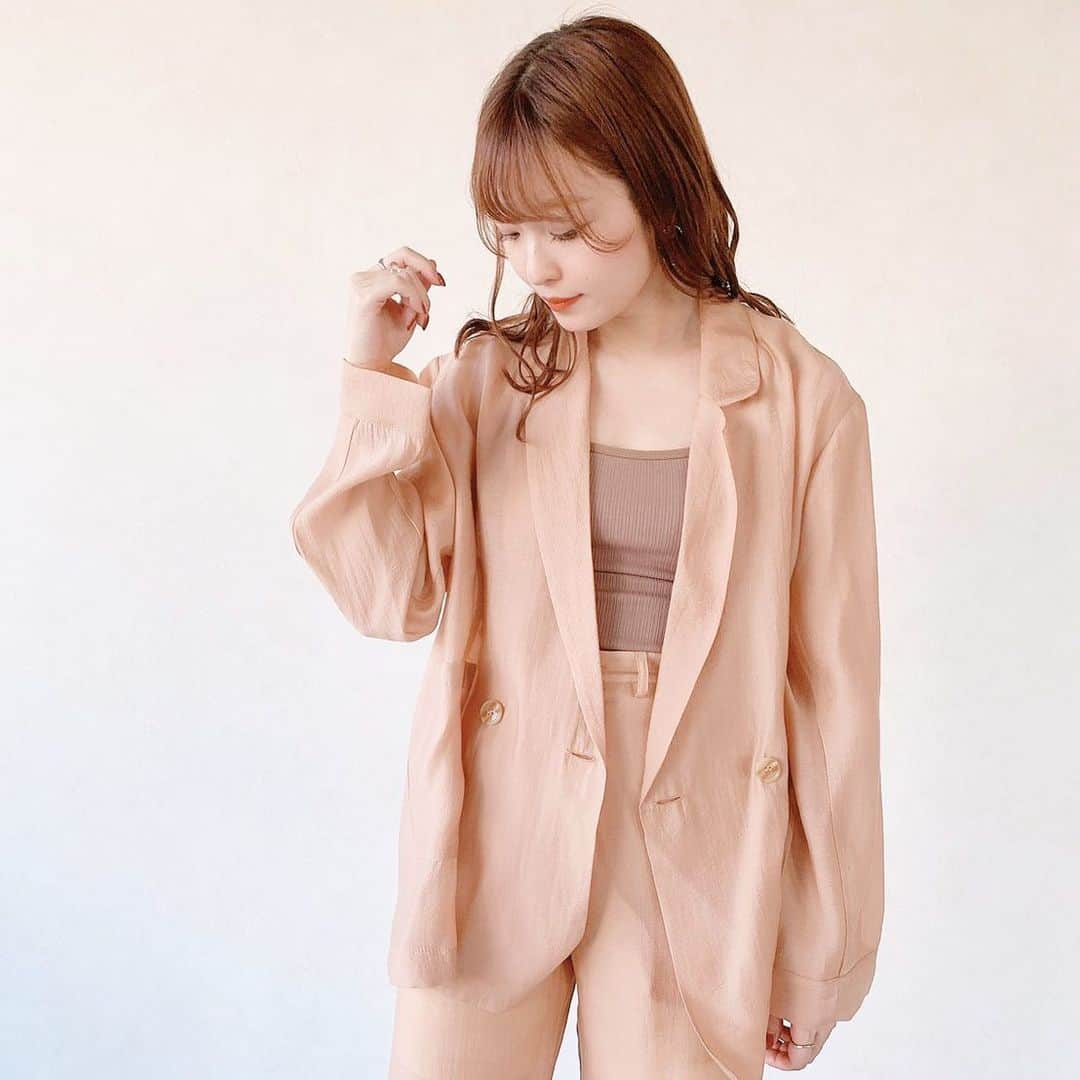 Vannie Officialのインスタグラム：「【シアーシャーベットジャケット】¥3,900+tax     定番のジャケットもトレンドカラー＆シアー素材でアップデート♪     《styling》  シャーベットのようなカラーリングがふんわりカワイイ♡  ジャケットもシアー素材になるだけで、抜け感がぐっとup！  程よい透け感でカワイイオトナstyleを作ってくれます◎     《detail》  ダブルボタンになっており、少しかっちりめなシルエットに…♡  セットアップで着ていただくとよりトレンドライクなスタイリングが楽しめます◎    ※同素材のパンツと合わせるとセットアップとしても着用OK！  VNMFI0321002  シアーシャーベットパンツ（ペチコート付き）     《fabric》  ハリを出しすぎないしなやかな素材を使用しております◎    ※詳しいお手入れ方法は商品タグをご参照ください。   #vannie_u#ヴァニーユー #ZOZOでしか買えない⠀⠀   お問い合わせはDMまでご連絡ください☺︎」