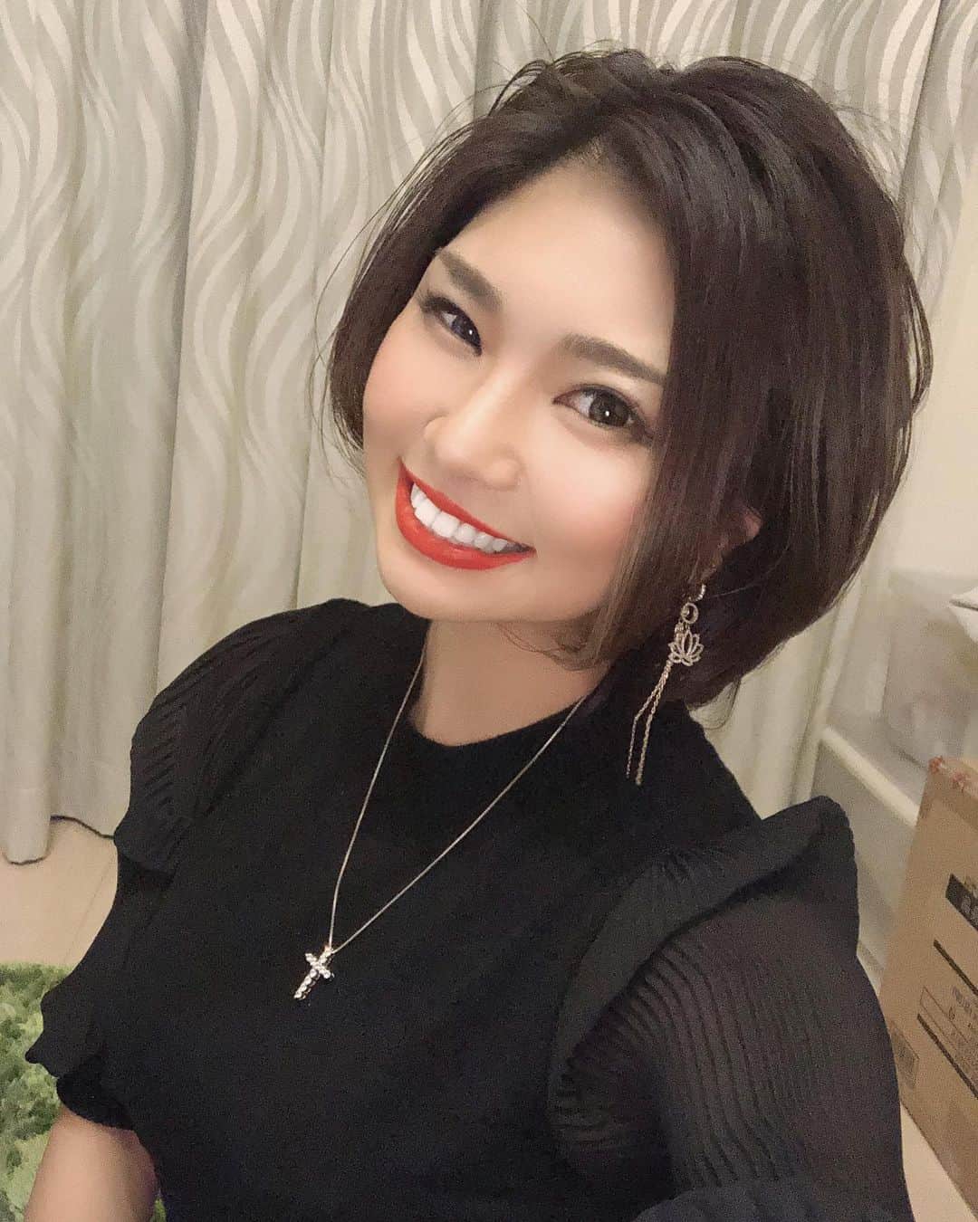 YOCHIのインスタグラム：「. ロングからショートに イメチェンしました！ ばっさりいっちゃった、、😂 . . #ショート#ウルフボブ#ヘアモデル#ホワイトニング#ダンサー#明日から#営業ウーマン」