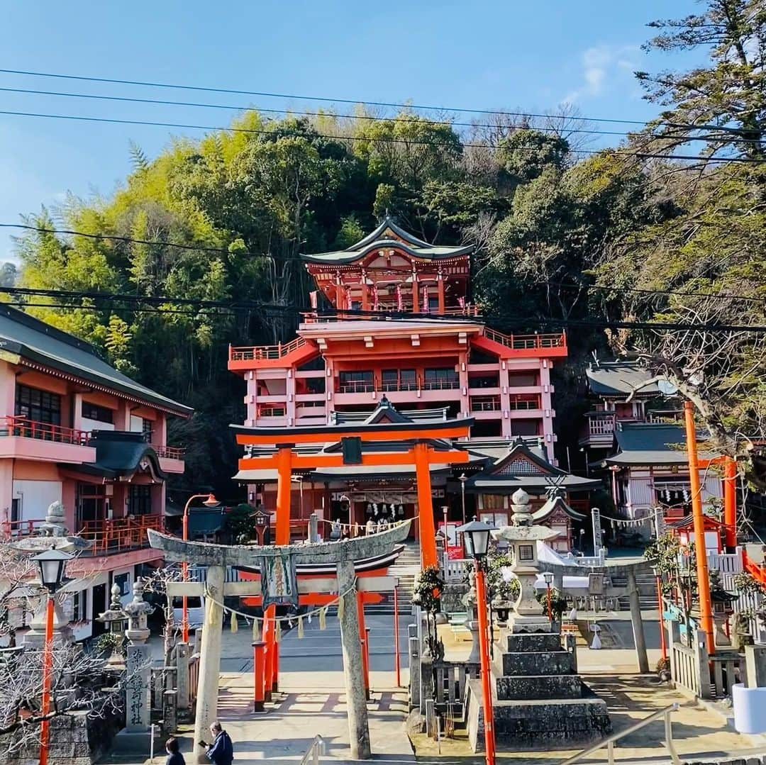 堀内汰門のインスタグラム：「今日は新天地の福山市を観光して来ました！ ご利益とパワーをもらって来ました！  #草戸稲荷神社 #仙酔島 #五色岩 #パワースポット #鞆の浦  #ポニョの街」