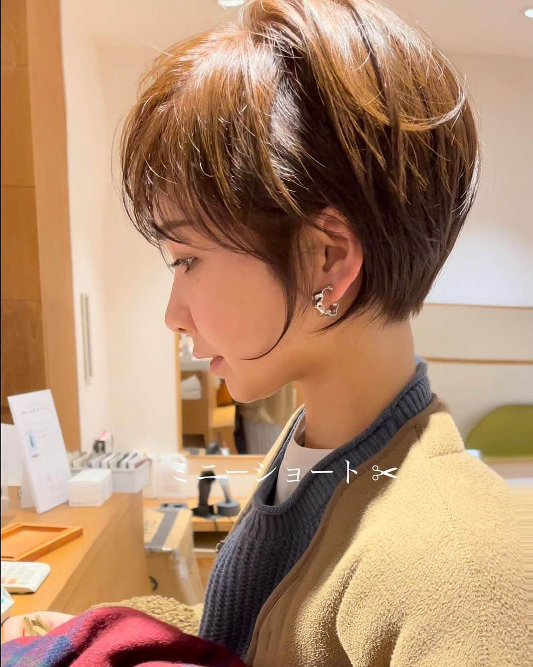 ✂︎伊輪/ショート&ボブ/銀座/渋谷/亀戸/美容師✂︎さんのインスタグラム写真 - (✂︎伊輪/ショート&ボブ/銀座/渋谷/亀戸/美容師✂︎Instagram)「⭐️️ ショートと冬は相性がぴったり⭐️before  after . ご予約はネットが✖️でもDMにて受け付けてます！✨⭐️2021年は明るく✨⭐️ .  ✨✨骨格や輪郭はカットでつくる✨✨ @iwa_before_after  .  ◆僕のプロフィール欄のURLからネットでご予約可能です！！ネットご予約が✖︎の場合◆でもお電話だとご予約可能です！！お気軽にお電話ください。 . ◆DMメッセージでもご予約とれます🙋⭐️⭐️⭐️◆ 遠慮なく、直接のメッセージください⭐️⭐️⭐️ 突然でも、深夜でも、夜中でもいつでも遠慮なく連絡くださーーーい！！ . ★敷居は高いと思われがちですが★そんな事はありません！！！ 年齢も関係ないです！！！カリスマでもありません！！かなり気さくな美容師だと自負しております😊 . 10代〜50代、60代、70代でももちろんOKです*\(^o^)/*僕のお客様は年齢層はほんとーーーーーに幅広いので遠慮なくオーダーしください！！ . 亀戸店 03-5875-5992 . ◆料金・出勤スケジュール◆に関しては プロフィールのウェブサイトをクイック⭐️」1月31日 19時48分 - iwa_short