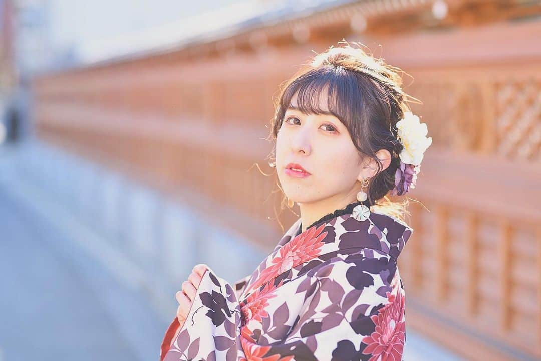 井上麗夢のインスタグラム：「今流行りの #clubhouse﻿ ﻿ 2日前くらいに始めてなんとなく﻿ 昨日くらいから使い方を覚えたのですが﻿ ﻿ ﻿ いや、、めちゃくちゃに面白い。﻿ ﻿ ﻿ ﻿ ﻿ 音声SNSということで﻿ 一気に流行り始めたやつなんですが。﻿ ラジオのroomって感じですかね？ 招待制SNSとなっております。﻿ しかも1人につき、2人までしか招待できない🥺﻿ ﻿ ﻿ ちなみに私はたまたま開いて聞いていた﻿ メンタリストDiiGoさんのいるroomの信者になってしまったくらい一気にハマってしまったんですが🤔﻿(もはやDaiGoさんのいるroomを追いかけてる)笑 ﻿ ﻿ ﻿ 喋り方、というのは3分や5分喋るだけで﻿ その人のIQってバレてしまうんですって。﻿ ﻿ ということはそれくらい難しいSNSでもあって🧐﻿ ﻿ ﻿ ﻿ ﻿ ちなみに #BIGOLIVE をやってる人にお伝えしたいんだけど、ビゴライブのラジオ枠と同じイメージです！﻿ ﻿ そしてこのSNSの面白さは﻿ 色んな著名人達が集まるroomが簡単に聴ける、﻿ なんなら自分もそこにワンクリックで﻿ 参加して一緒にお話ができてしまう、﻿ っていう面白さ😭😭😭﻿ ﻿ ﻿ ﻿ ﻿ ある芸能人達の長電話を﻿ 覗き聞きしてる感覚になりますし﻿ ﻿ そこで話してる内容は本当に﻿ めちゃくちゃに勉強になる。🥺🥺🥺﻿ ﻿ 今日聴いてた時は #渡辺直美 さんのroomで﻿ 1人ずつ渡辺直美さんとお話しする、って時間になってたり。﻿ ﻿ それこそ #メンタリストDaiGo さんのいるroomで色んな人が入って皆の質問タイムになっていたり、、﻿ ﻿ ﻿ ﻿ 今後のオンラインサロンの入りに﻿ 近いものなんじゃないかな、、って思うんだ😎﻿ ﻿ ﻿ ﻿ ﻿ ここから一気に広がると思うし、﻿ 招待制から拡大するとの噂も…？ 皆のところに届くのも間も無くだと思うので﻿ みんなも早く Clubhouseで会おうね﻿ ﻿ ﻿ ﻿ ﻿ ﻿ ﻿ Twitter:@Remu_19﻿ ﻿ ﻿ ﻿ #カメラ女子 #カメラ女子部 #ipone #東京写真部 #写真部 #instagood  #olympuspen #写真好きな人と繋がりたい  #写真を撮るのが好きな人と繋がりたい  #カメラ好きな人と繋がりたい #カメラマン募集 #ファインダー越しの私の世界  #フィルター越しの私の世界 #ポートレート #ポートレートモデル #女優 #井上麗夢　#YouTube #ダイエット #写真集 #被写体モデル #被写体 #撮影会モデル #撮影会 #断捨離」