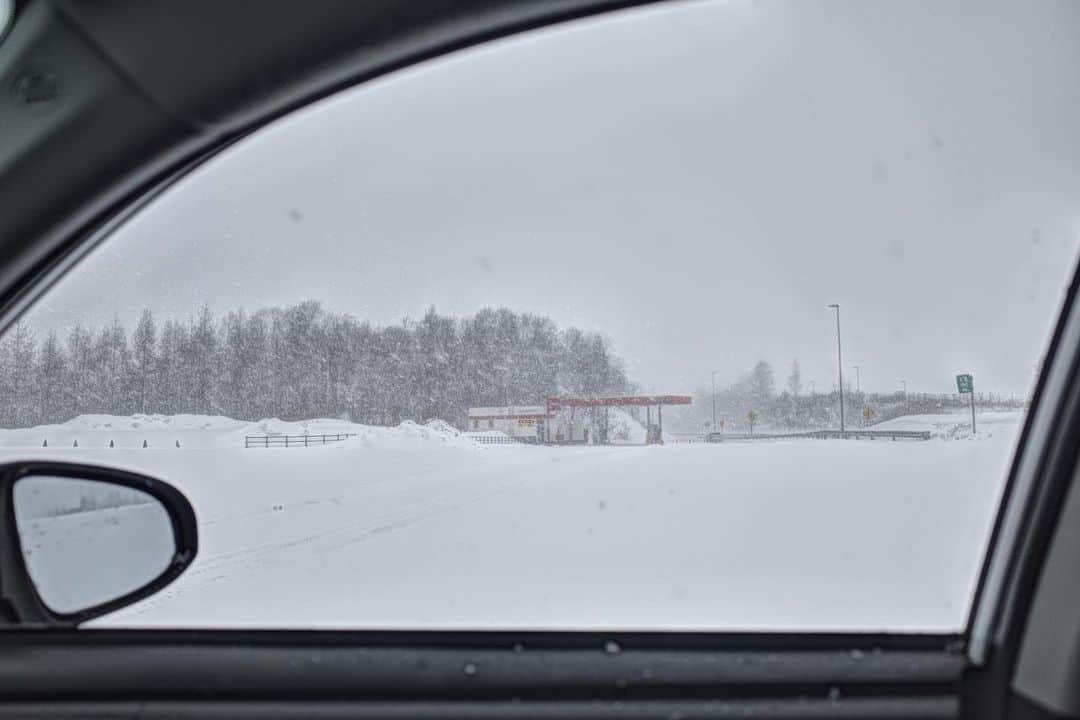 佐々木明のインスタグラム：「【Snowing mek me smile】 朝のコーヒーを片手に車へ乗り込み、山へ向かう途中の降雪にニヤついて急ぎたいけど、ゆっくり運転しながら。そんな毎日を噛み締めております。  今日はルスツで北海道技術選大会が行われていました。 優勝は竜で2位に井山くん3位には百瀬くんに4位には全が。 みんな上手かったです。マジに。滑りで言わされたのは井山くんの大回りネットギリギリ狙って行った左外足ターン。 悔しいくらいに、ゾワゾワさせられましたね。 人の滑りで「おー！」と言わされるのは悔しいですが、それが言わされた瞬間ってやつです。  そんな姿を見たあとですから、個人的に今日はかなり練習の意味を込めて滑りました。 練習と遊びは紙一重でもあり表裏一体でもあり、同意義でもあるのですが、今日は練習の為に滑り込みました。  技術選プレイヤーの集中している姿もこれまたコンペティターとして尊敬です。  今日は俺もしっかり練習できました。 挑戦の毎日です。上手くなりたい！  #grsnaps  #RICOH #gr3  #winter #hokkaido」