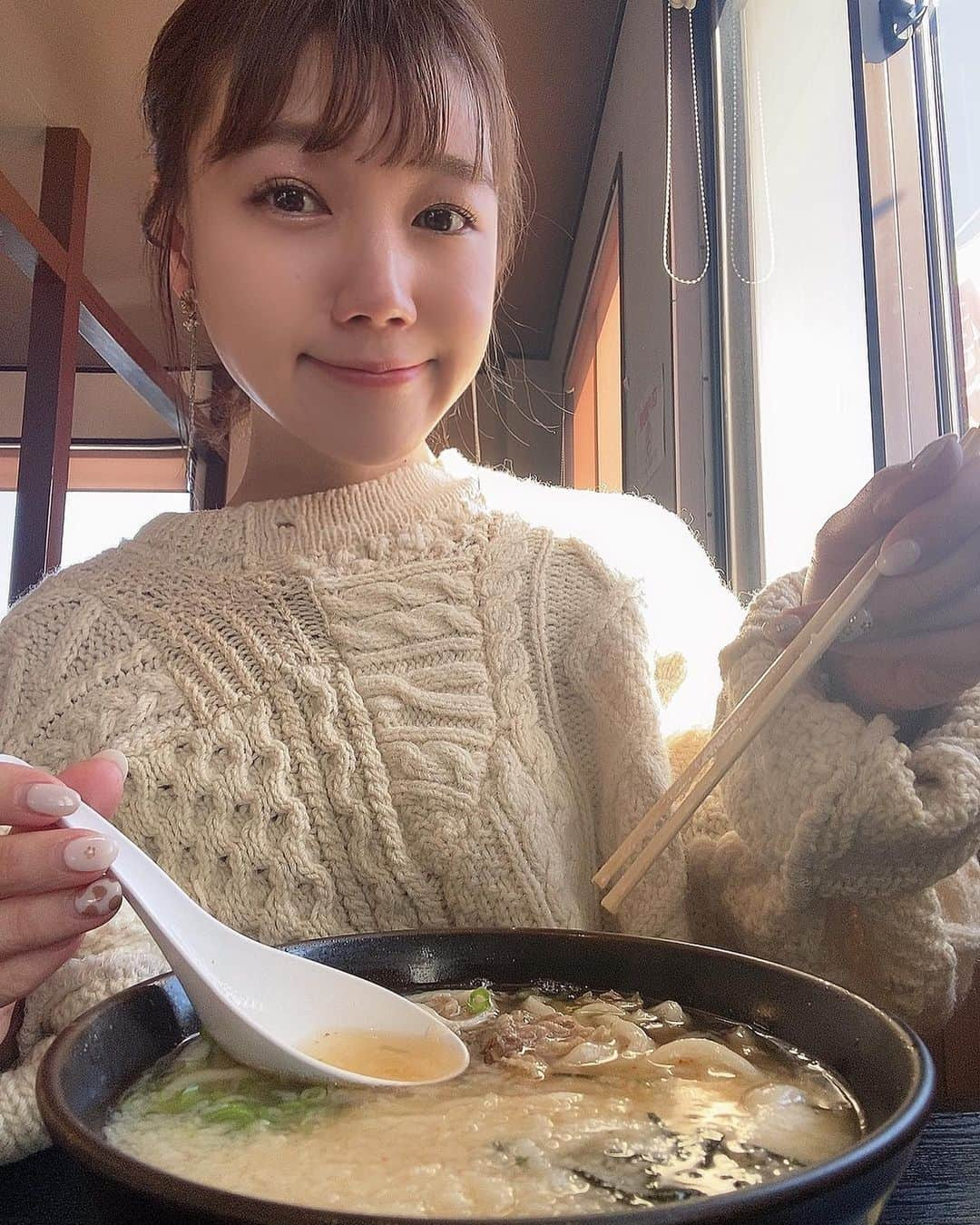 黒田りささんのインスタグラム写真 - (黒田りさInstagram)「🍜 . #くろりさもぐもぐシリーズ  . 先日、久留米にロケに行ったときの お昼ご飯♡ 人力うどんさんで麺もぐもぐ！ . 注文したと同時に出てくるくらい とってもスピーディーな提供👏 . 私は、かしわと山芋とろろトッピング👌 お出汁があまくって、 もっちり麺によく合う〜🥺💞 . 寒い日だったので ほっと温まりました♨️ .美味しかった🤤♡♡ . 地元久留米では有名な 注文と同時にハンバーグが出てくるという噂の ミスタージョージさんとどちらが早いのか… 調べてみたいものです🥺♡♡ . . #福岡飲食店#久留米ご飯#福岡ご飯#福岡麺スタグラム #福岡うどん#久留米うどん#人力うどん#麺すすれない#けど#麺好きな人と繋がりたい」1月31日 19時59分 - kurorisa_14