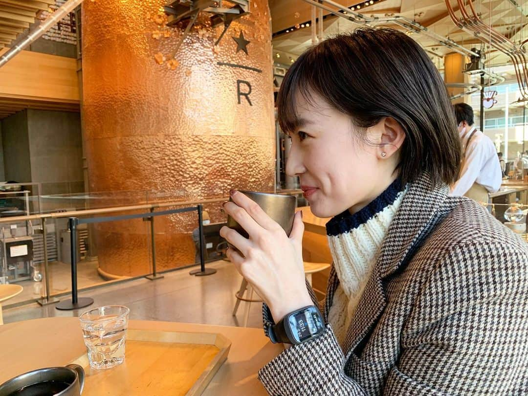 馬淵優佳さんのインスタグラム写真 - (馬淵優佳Instagram)「スタバで打ち合わせ☕️ 昨夜は娘の夜泣きで合計2時間半も途中起きてた…🥱💦 昔からよく寝るタイプで、毎日8時間は寝たいくらい🥺やりたいこと沢山あるけど、寝不足やと心に余裕なくなるしパフォーマンスも下がるし、睡眠大事‼️ ショートスリーパーが羨ましい…😭 #gobe3 @healbejp」1月31日 20時00分 - mabu0205