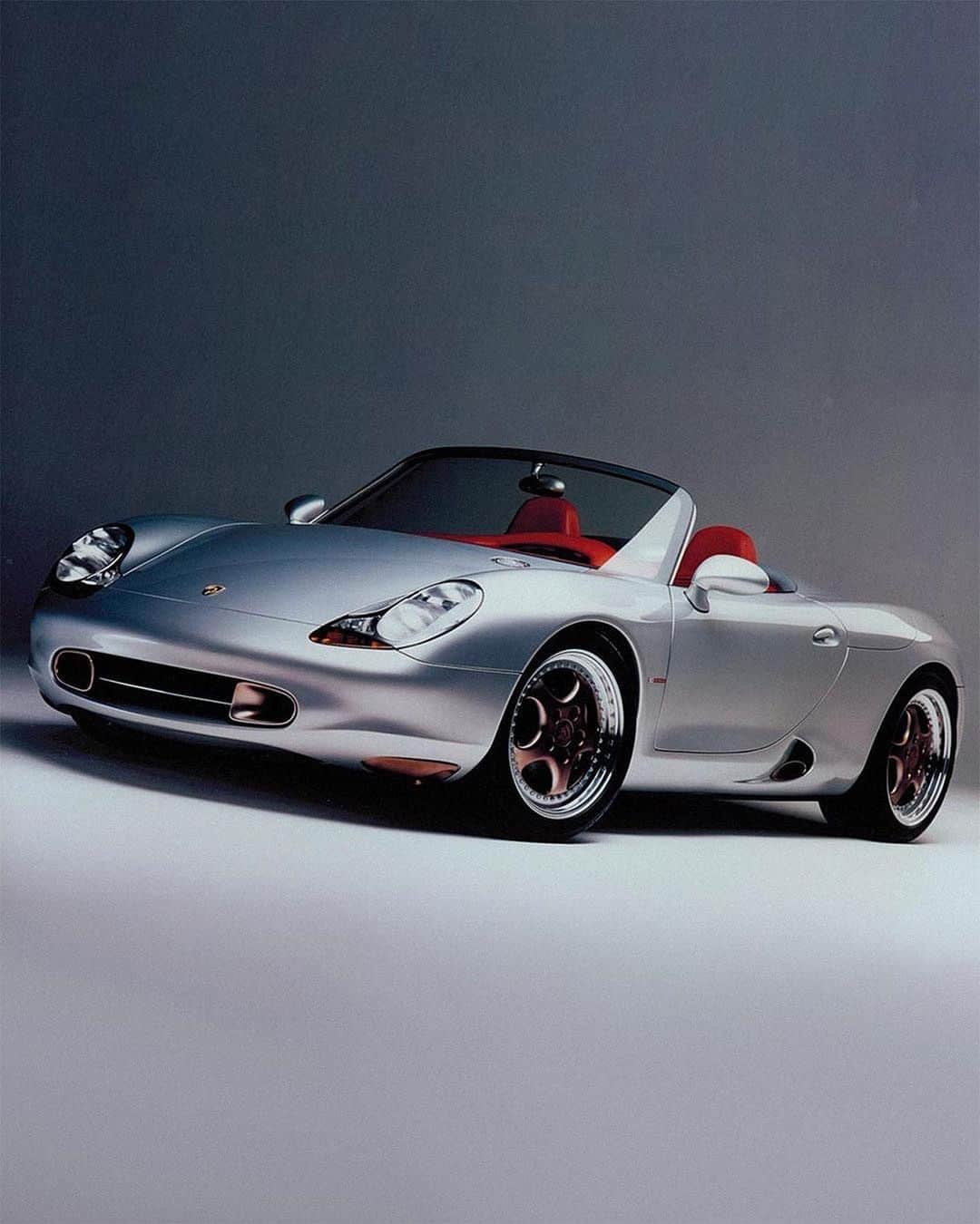Porscheさんのインスタグラム写真 - (PorscheInstagram)「When Porsche presented the mid-engined Boxster concept study to the world stage in 1993 it became an instant crowd pleaser. Its puristic roadster concept touched the heart of sports car fans, evoking feelings of something different, cheeky, and passionate, urging to be driven with every fibre of your being.   #Porsche #Boxster25years」1月31日 20時00分 - porsche
