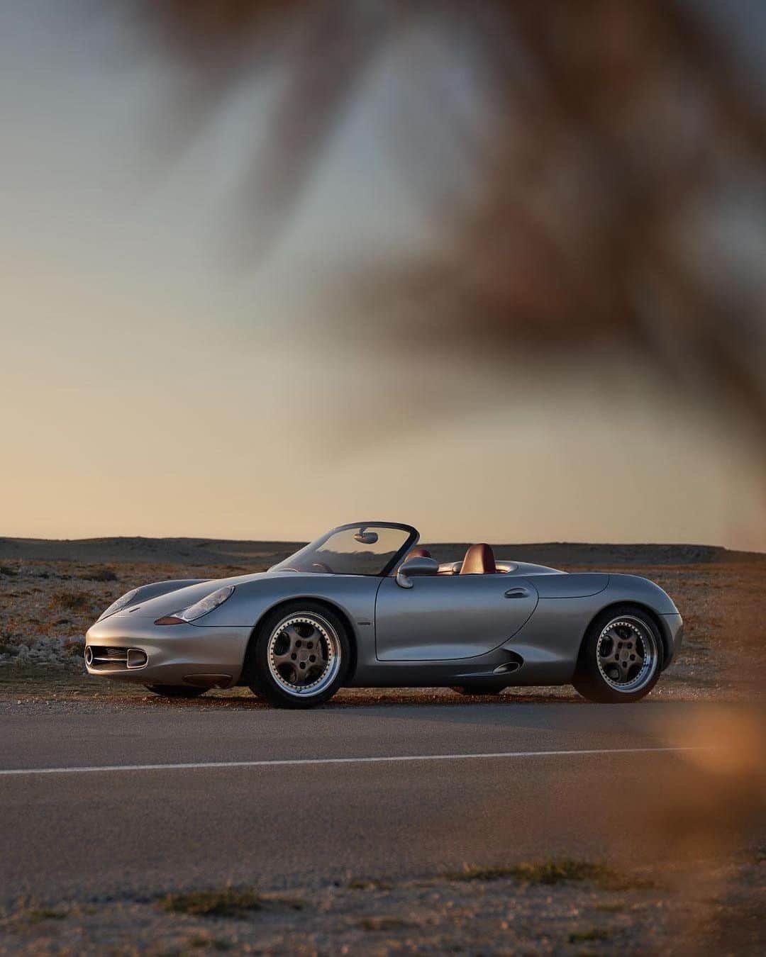 Porscheさんのインスタグラム写真 - (PorscheInstagram)「When Porsche presented the mid-engined Boxster concept study to the world stage in 1993 it became an instant crowd pleaser. Its puristic roadster concept touched the heart of sports car fans, evoking feelings of something different, cheeky, and passionate, urging to be driven with every fibre of your being.   #Porsche #Boxster25years」1月31日 20時00分 - porsche