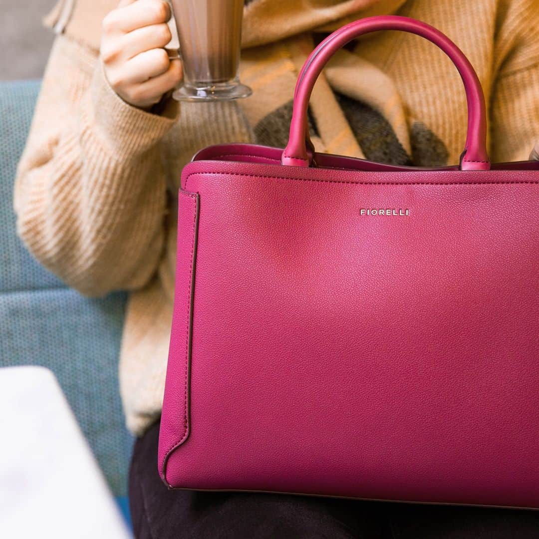 のインスタグラム：「A chic grab which can be effortlessly transformed into a practical crossbody, the Halle might just be your new best friend. In our new gorgeous raspberry hue, enjoy 30% off New In styles by using NEW30 at the checkout. Ends tonight! 💫 #FiorelliBags #VeganStyles #VeganFashion #VeganHandbags」