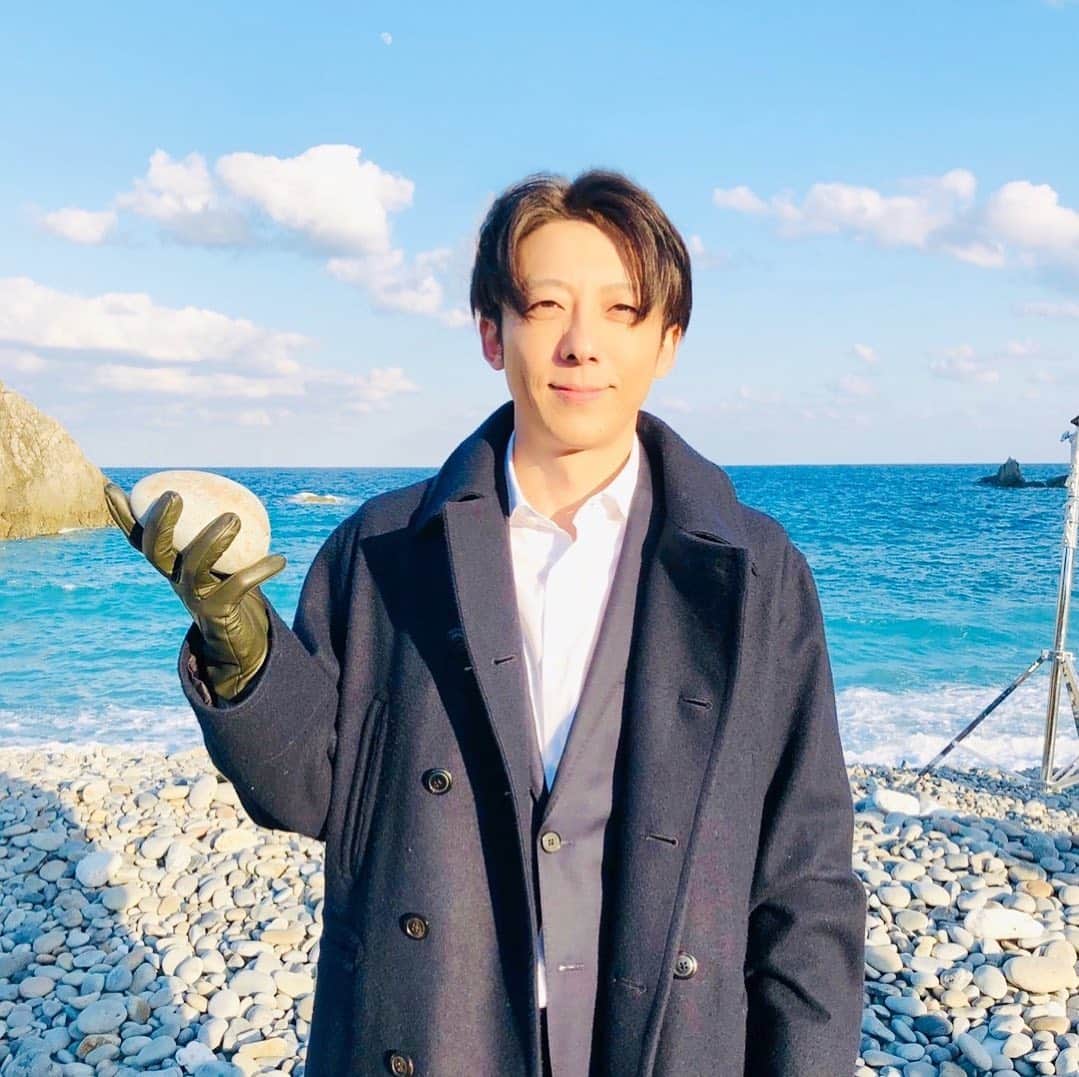 天国と地獄 ~サイコな2人~のインスタグラム：「今夜9時から第3話‼️  #ひゃー 😱 #石を持って微笑む日高様 #この石の秘密もわかるかも #奄美大島 #天国と地獄 ~サイコな2人~ #綾瀬はるか #高橋一生 #柄本佑 #北村一輝」