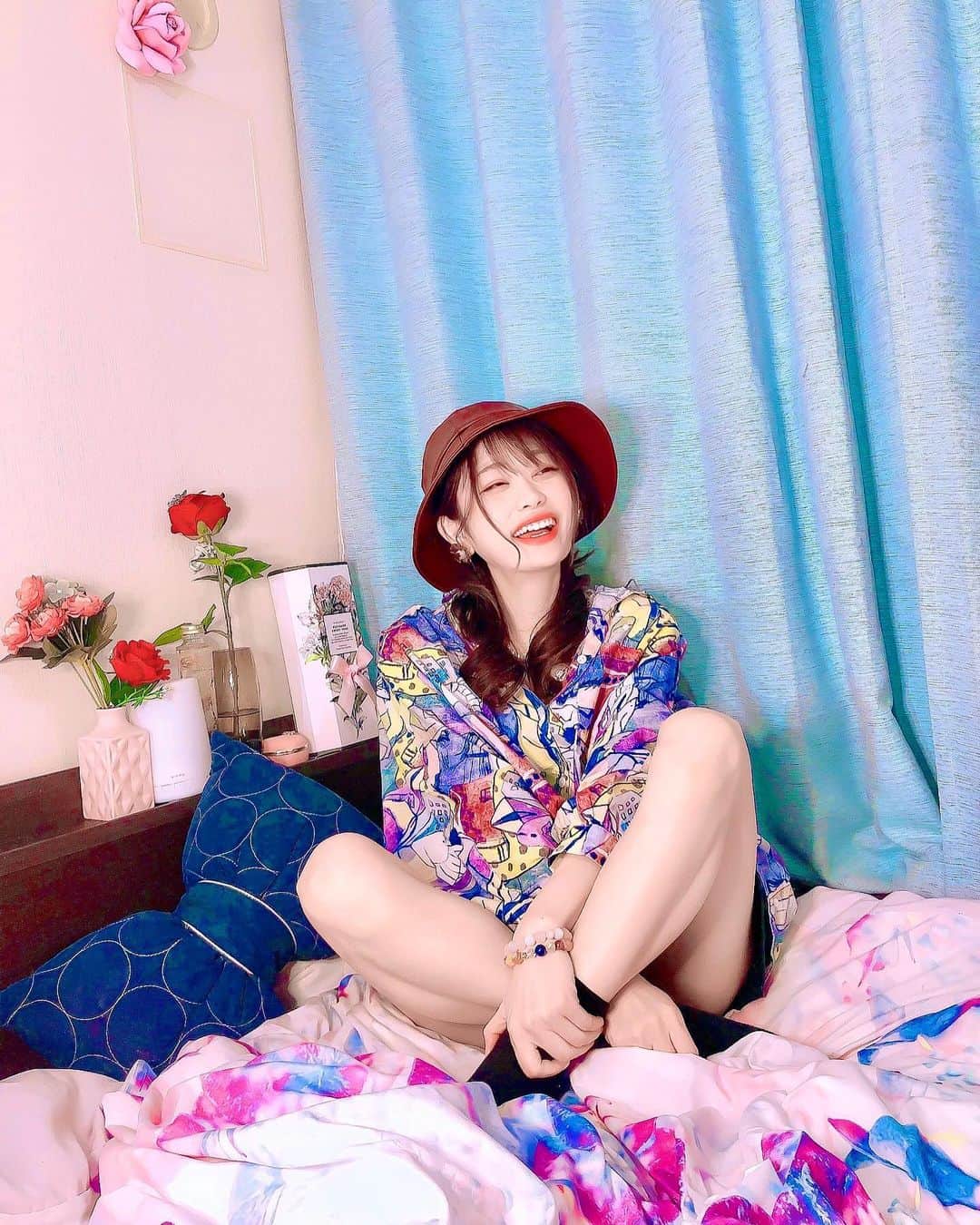 のインスタグラム：「みんなに選んでもらったやつー💓 答えてくれてありがとう♥️♥️♥️ やっぱり私は笑顔だね😂💓  最近おうち出れないから﻿ 出ないようにしてる🤗💓﻿ ﻿ けど、﻿ おしゃれ楽しみたいから家でファッションショー😆💗﻿ ﻿ ﻿ これはこれで楽しい😊♥️﻿ ﻿ ﻿ ⸜❤︎⸝〜𝚌𝚘𝚍𝚎〜⸜❤︎⸝﻿ ﻿ ❥パーカー﻿ @scolar_official  @scolar_netshop  ﻿ このシャツめちゃめちゃ可愛い☺💓﻿ ﻿ ❥バケハ﻿ @3coins_official  ﻿ ﻿ ﻿ 外で思いっきり何も思わず外出たいね😋💗﻿ ﻿ ﻿ ﻿ #ScoLar #スカラー #scolar_ootd #個性的﻿ #ハデカワ #着るアート #シャツコーデ #オルチャンコーデ  #低身長コーデ #おしゃれコーデ #カジュアルコーデ #女子会コーデ #着痩せコーデ #150cmコーデ #パーカー #sサイズコーデ #155cmコーデ #ロングスカート #パーカーコーデ #柄シャツ #シャツコーデ #柄シャツコーデ #冬コーデ #ファッションスナップ #バケハ #着こなしコーデ #バケハコーデ #レトロ #日系穿搭 #フォローミー #followｍe」
