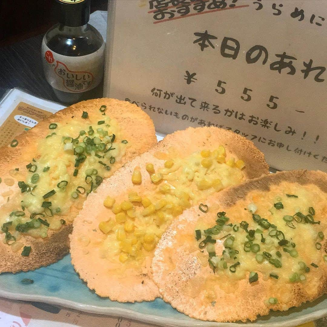 知床漁場 天神橋筋店さんのインスタグラム写真 - (知床漁場 天神橋筋店Instagram)「こんばんは🌆 本日のあれになります。 本日のあれは？ えびせん🦐🦐🦐🦐チーズ焼き🧀🧀🧀になります。 トッピングはコーン🌽🌽🌽と ネギでシンプルに。 サクッと酒のあてに最高です。 本日シリーズには🍤🍤🍤🍤 あれ５５５円、それ７７７、 どれ８８８円にてご用意して ございます。満足していただける 内容になっております。 🍤🍤🍤🍤🍤🍤🍤🍤🍤 #北海道日本酒漁場天神橋店#北海道日本酒#海鮮居酒屋#出し巻きたまご# 天神橋筋商店街#天神橋筋5丁目#蟹すき#たこしゃぶ#いくら#ほっけ#帆立#ホタルイカ#天満飲み#ハッピーアワー#地下#掘りごたつ#隠れ家#個室#牡蠣」1月31日 20時06分 - shiretoko_tenjinbashi