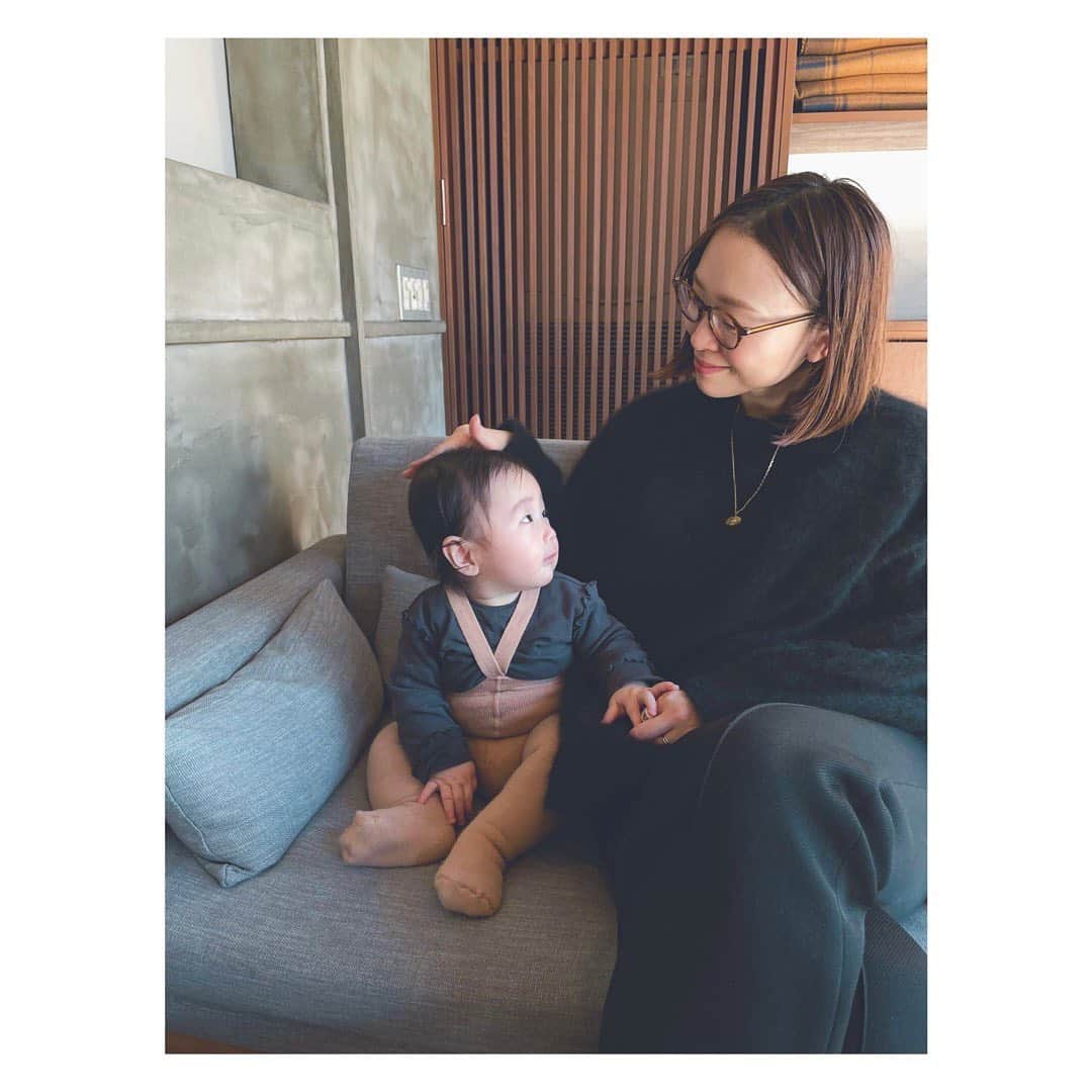 野尻美穂のインスタグラム：「今日もいい天気でしたね☺️ 早く気兼ねなく遊びに行きたいなぁ 美味しいパン食べに行きたいなぁ🍞  #ひなたん通信 #これ奇跡のタイミング良い写真でしょ🧏🏻‍♀️え #6months  #babygirl」