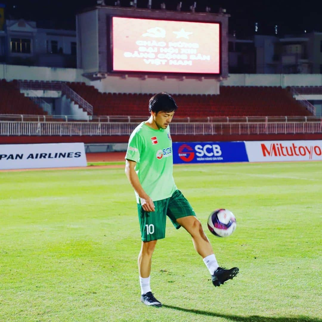 松井大輔さんのインスタグラム写真 - (松井大輔Instagram)「2勝目　I won the match yesterday  #vietnam  #hochiminhcity  #saigon  #saigonfc #soccer  #daisukematsui #win #match #game #サッカー #enjoy  #enjoyfootball  #10 #ボールは友達」1月31日 20時06分 - matsuidaisuke_official