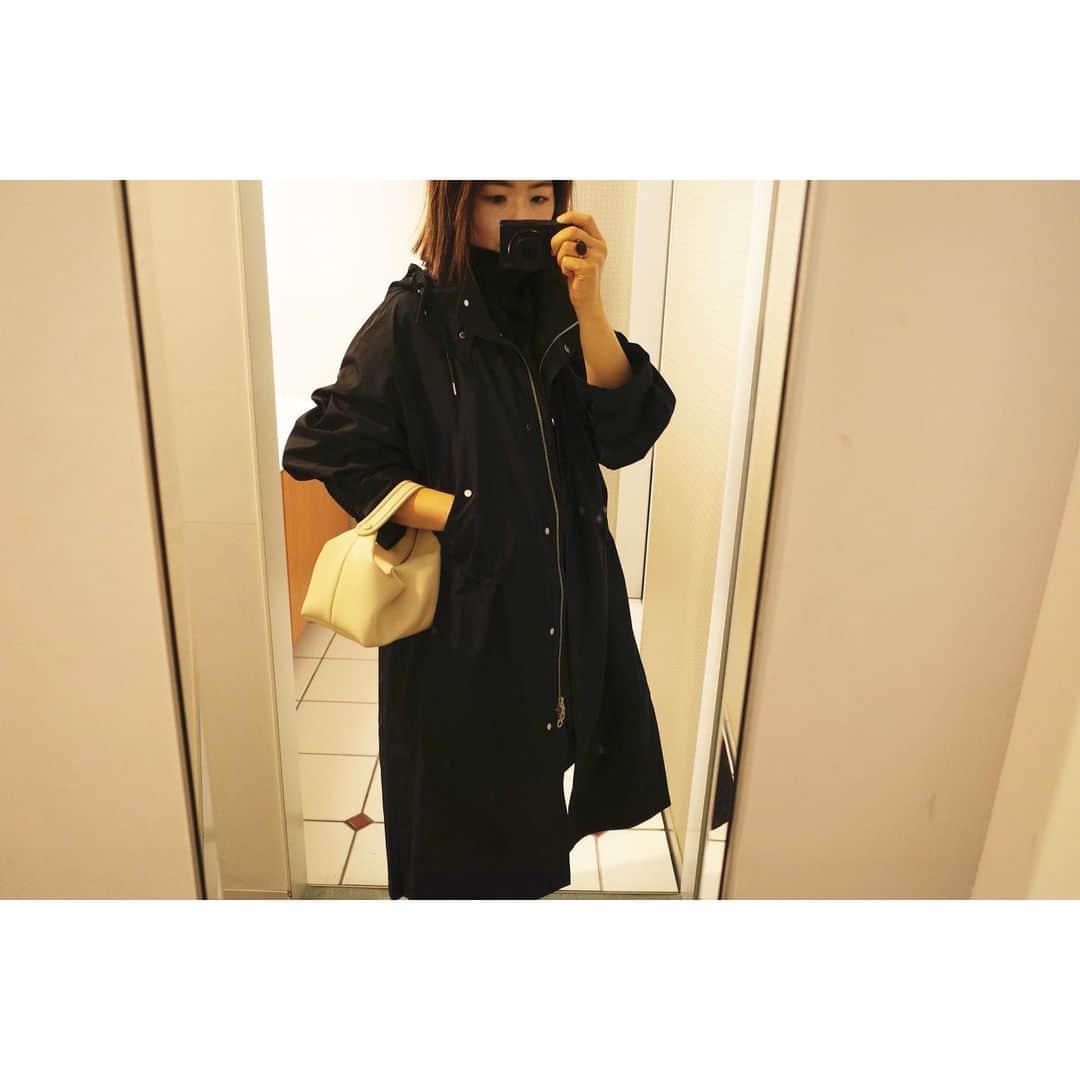 川上さやかのインスタグラム：「@rope_jp × @gotobymizuno の、300DAYS COAT🧥 その名の通り、真夏を除く、年間300日着られるコート。  耐水、防風、透湿性にプラスして、取り外しができるインナーダウンベスト(中綿は、ミズノのアンダーウェアにも使われているブレスサーモ素材。どうりでめちゃくちゃ暖かい🥺)が付いているので、今日の気候でもむしろ暑かったくらい...💦  高い襟や、ボリュームのある袖、シルバーの金具遣いが、スポーティーアウターというよりカジュアルダウンしたトレンチコートのような印象。 私はしっかり丈がほしかったので40のサイズを選びました✨ これだけの機能性と、300日着られると思うと、コスパ💯💯💯」