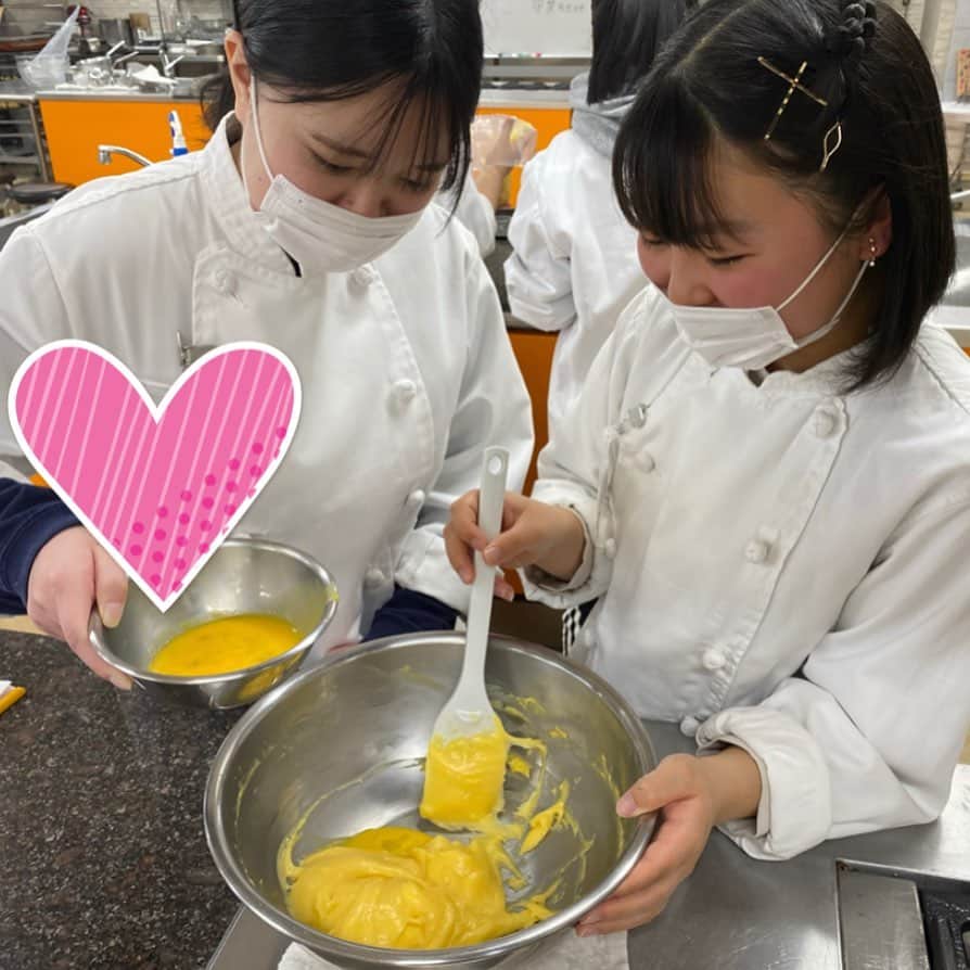 札幌ベルエポック製菓調理専門学校【公式】のインスタグラム：「プレレッスンレポート🎂 180分たっぷり実習‼️ スイーツ体験 生地から作る シュークリーム💖  濃厚なカスタードクリームと 生クリームで ボリュームたっぷりに 仕上げました😆  来校してくれたみなさん オンラインで参加してくださった みなさんありがとうございました😊  #ベルエポック  #おでかけ授業 #特別授業 #業界直結 #プロから学ぶ #本物 #学び #製菓  #調理  #カフェ  #製菓調理専門学校ベルエポック #衛生管理  #食材教育 #札幌ベルエポック製菓調理専門学校 #いろいろな体験と #たくさんの出逢い #可能性が広がる #ベルエポック #学ぶ #身につく #技術 #instagram #新年 #進路選び #オープンキャンパス」