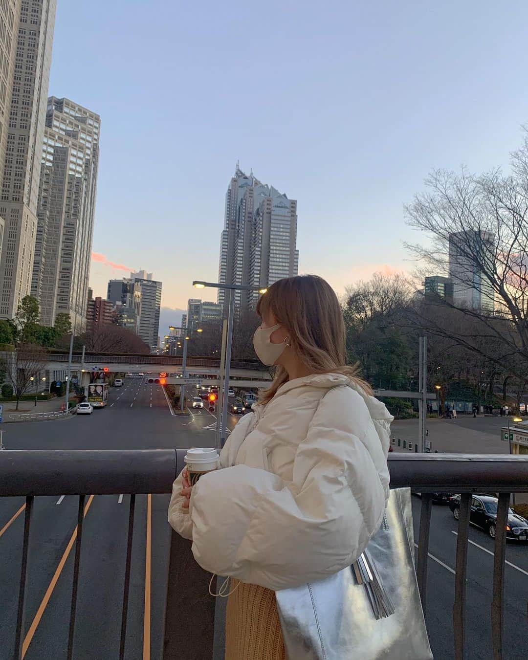 Tomomi Teradaのインスタグラム：「🏢💙🧡」