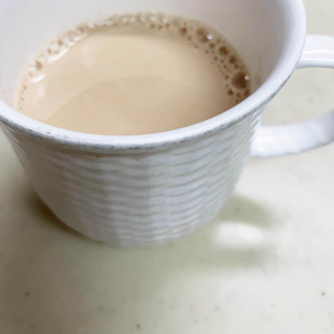 田代裕美恵のインスタグラム：「Royal milk tea☕️ . . お家で煮出しだして 3回目？ . 茶葉 水 牛乳 きび砂糖 のいい割合をそろそろ 見つけてきた予感🤔❤️ (牛乳は特濃牛乳にレベルアップ済み . . #おうちじかん #royalmilktea . . もぉーおうちじかん飽きたなぁ。笑」