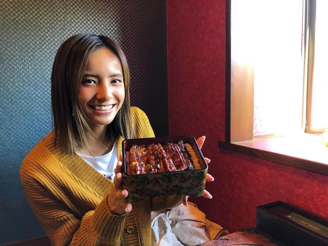 佐野千晃のインスタグラム：「鰻さん🤤﻿ ﻿ たまーに急に食べたくなっちゃう鰻重さん﻿ ﻿ 鰻が好きなんだけど、なんと言っても鰻のタレがついたご飯が好きなんだよね←﻿ ﻿ ランチは思う存分贅沢しても罪悪感はない🤤←﻿ ﻿ #natural #healthy #good #gilrs #gilr #cool #cute #ooted #selfie #self #face #スポーツ女子 #スポーツ #ハワイ #笑顔 #ひまわり#鰻 #美味しい」