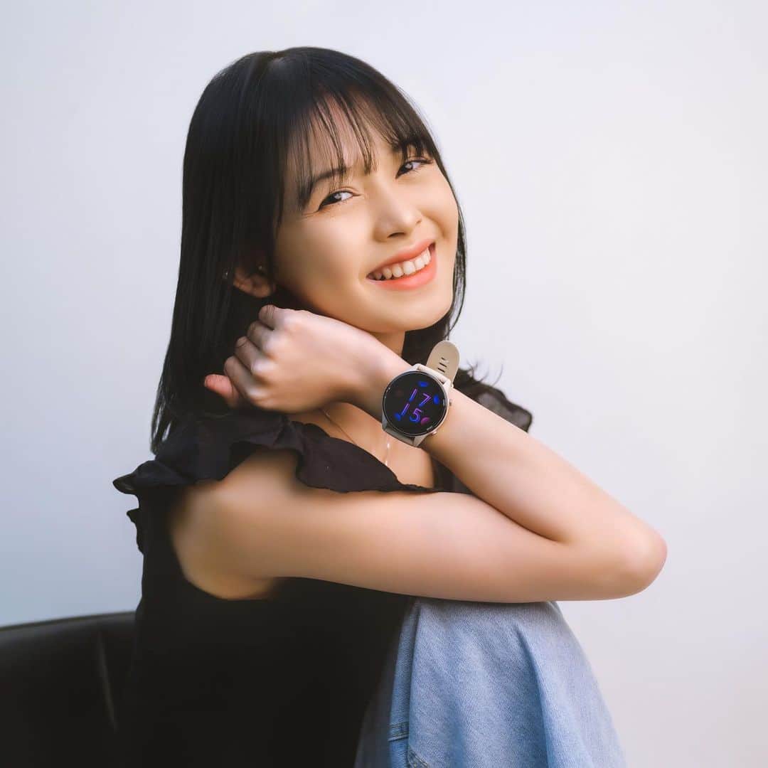 のインスタグラム：「Di kondisi kaya sekarang, punya #MiWatch ngebantu banget. udah kaya punya asisten pribadi deh! 🥺 Mulai dari ngasih info soal cuaca, set alarm, nyalain air purifier secara otomatis, dan juga masih banyak hal lainnya bikin keseharianku jadi lebih mudah❤️  Selain itu, desainnya yang stylish dan fitur-fiturnya cocok banget buat nemenin keseharianku.  Apalagi kalau aku abis olahraga. Seneng banget deh rasanya kalau langsung dapat update soal kondisi kesehatan dan juga laporan dari hasil work out yang aku lakukan. #GakCumaHape  Penasaran sama fitur-fitur kece Mi Watch dari @xiaomi.indonesia? Langsung cek di sini:  bit.ly/XiaomiMiOs bit.ly/XiaomiLazadaOS bit.ly/XiaomiShopeeOS bit.ly/XiaomiBliBliOS bit.ly/XiaomiJDOS bit.ly/XiaomiTokpedOS bit.ly/xiaomibukalapak」