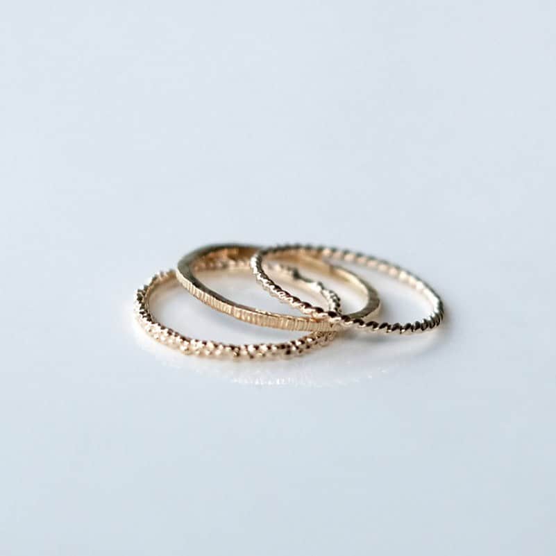 SIENAさんのインスタグラム写真 - (SIENAInstagram)「シンプルながらもさりげないデザインがアクセントを与える地金リング。指にあたる面積が少ないのでつけ心地もかるく日常使いしやすいのが魅力です。  #sienarose #シエナロゼ #jewelry #ring #gold #プレゼント #リング #お守りジュエリー #ご褒美ジュエリー #ジュエリー #ゴールドアクセサリー #シンプル #シンプルライフ #シンプルコーデ#地金リング」1月31日 20時18分 - sienarose_official