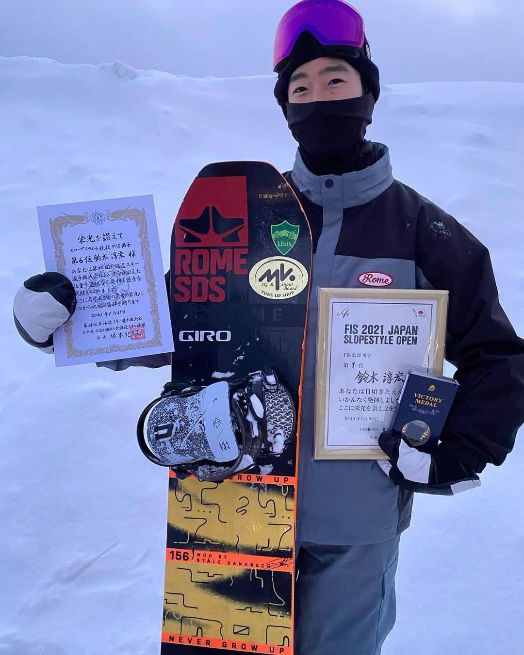 SuzukiAtsuhiroのインスタグラム：「FIS 2021 JAPAN SLOPESTYLE OPEN 優勝🥇 第25回北海道スキー選手権大会　6位 でした！ 初戦から自分の滑りを出せて良い結果が出せたのでよかったです！ 選手の皆さん、大会関係者の皆さんお疲れ様でした🙇‍♂️ @niseko_hanazono_park  @romesds_japan  @girosnow_japan  @dominatorwax  @ebsmission  @hope__og  @the.suns  @aoyamagakuinuniversity  #romesds #giro #dominator #ebsmission #hope #thesuns #チューンナップ工房mk #スノーボード #スノボ #snowboard #snowboarding #snowboarder #instagood #instalike #いいね返し #青山学院 #これ幸 #グラトリ女子」