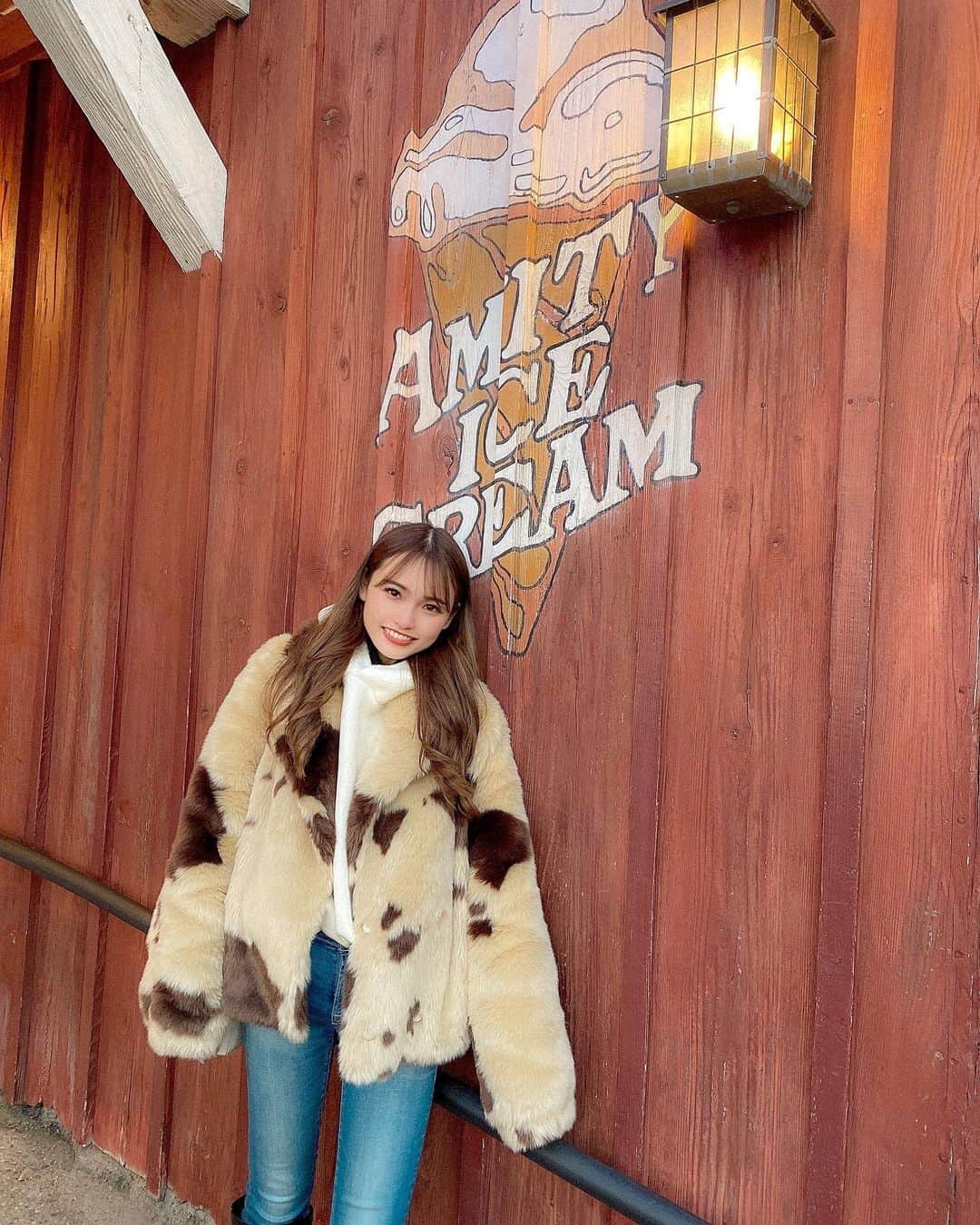 のインスタグラム：「. . ここのアイスの壁かわいい🍦💕 寒いけど31食べたいな〜🤤 基本アイス買っても1ヵ月ぐらい 眠らせて買ったこと忘れちゃう😲 買って満足するタイプ💦笑 . ちゃんと最後は食べるけどね🍨🤎 . . #icecream #ice #アイスクリーム #ファーコート #牛柄 #searoomlynn #シールームリン #kobelettuce #神戸レタス #オーバーサイズ #ニットフーディー #ニット #pr #ママコーデ #ママファッション #男の子ママ #universalstudiosjapan #ユニバ #usj #ユニバコーデ #ootd #code #fashion #outfit @kobe_lettuce」