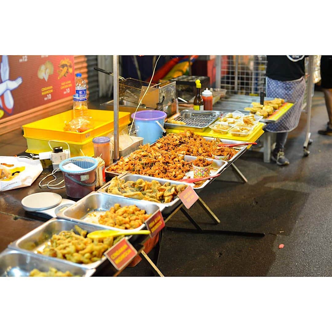 sunaさんのインスタグラム写真 - (sunaInstagram)「.  At night, many food stalls line up and a night market is opened.It will be fun because delicious food, cute accessories and miscellaneous goods are on sale.  夜になると屋台が立ち並ぶナイトマーケットが開かれて大賑わう。おいしそーな匂いがしてきて我慢できなくなるんよね。  #旅#タビジョと繋がりたい #おうちで旅行気分#jtbで旅したい#マイトリ#ソラタビライフ#ハヤリタビ#tabippo#旅工房#tabichill#ここにitta#タビジェニ #海外旅行#海外旅行好きと繋がりたい#女子旅#anaタビキブン #knt感旅#クアラルンプール#travel_channel#travelphotography#旅行好きな人と繋がりたい #海外旅行好きな人と繋がりたい#joytb#rakutentravel#私と世界遺産#海外旅行のstw#malaysia   #tabijyomap_japan#タビジョ #ハヤリタビ#funtotrip#旅工房」1月31日 20時30分 - sofia_muslimjapan