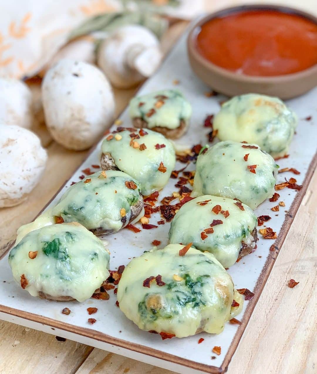 Archana's Kitchenさんのインスタグラム写真 - (Archana's KitchenInstagram)「Cheesy Stuffed Mushrooms With Spinach Recipe makes a perfect bite size, lip smacking appetizer for your weekend. With gooey melted cheese add a bust of flavours, you cant stop with just one. Get the recipe from the smart.bio link in my profile @archanaskitchen . . . . . . #recipes #easyrecipes #snacks #teatime #teatimesnacks #patty #archanaskitchen #healthyeating #highprotein #eatfit #cooking #food #healthyrecipes #foodphotography #recipeoftheday #comfortfood #deliciousfood #delicious #instayum #food #tandoori #alootikki #tandoorialoo」1月31日 20時30分 - archanaskitchen