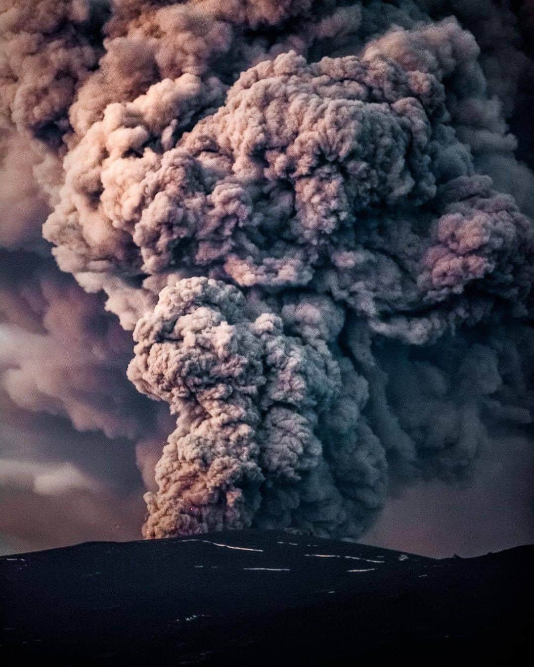 Discover Earthさんのインスタグラム写真 - (Discover EarthInstagram)「Do you remember the eruption of the Eyjafjallajökull volcano ten years ago ?  Eyjafjallajökull is an ice cap in the south of Iceland. With an area of about 78 km², it is the sixth largest glacier in the country out of the thirteen ice caps in Iceland. This glacier partially covers a volcanic massif, the Eyjafjöll.  #discovericeland🇮🇸 with @ozzophotography   . . . .  #iceland  #everydayiceland  #igersiceland  #inspiredbyiceland  #icelandair  #wheniniceland  #reykjavik  #mystopover  #ig_iceland  #icelandtravel  #visiticeland  #icelandic  #whyiceland  #exploreiceland  #discovericeland  #aroundiceland  #unlimitediceland  #ísland  #icelandsecret  #loves_iceland  #wowair  #icelandexplored  #alliceland  #islandia  #bestoficeland  #absoluteiceland」1月31日 20時30分 - discoverearth